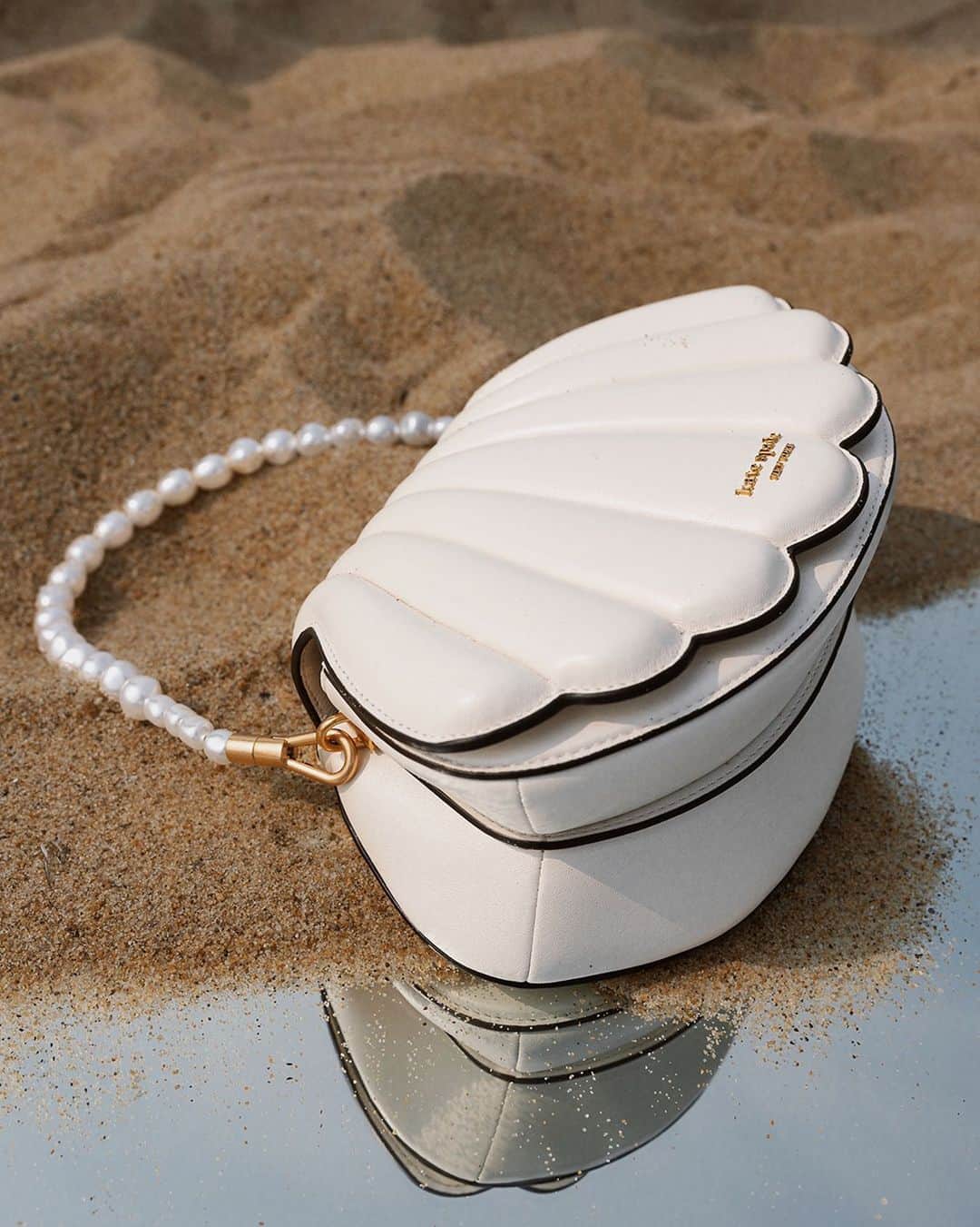 ケイト・スペードのインスタグラム：「Here’s to getting sandy this summer. 📸: @jeneenaylor #katespadeny」