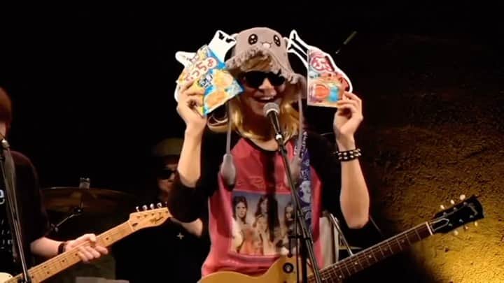 kerokerokingdxのインスタグラム：「みんな！ 大事な事だからもう一回言うよ！ 『ハイチュウ買わずにぷっちょ買ってくれ！』  …そしてこの歌も次に歌う時は 『ぷっちょの歌』になってます 多分…  #ぷっちょ #ぷっちょのうた #ぷーっちょっちょパンパン　で #餅はもちろんキハラバージョンのぷっちょだよ」