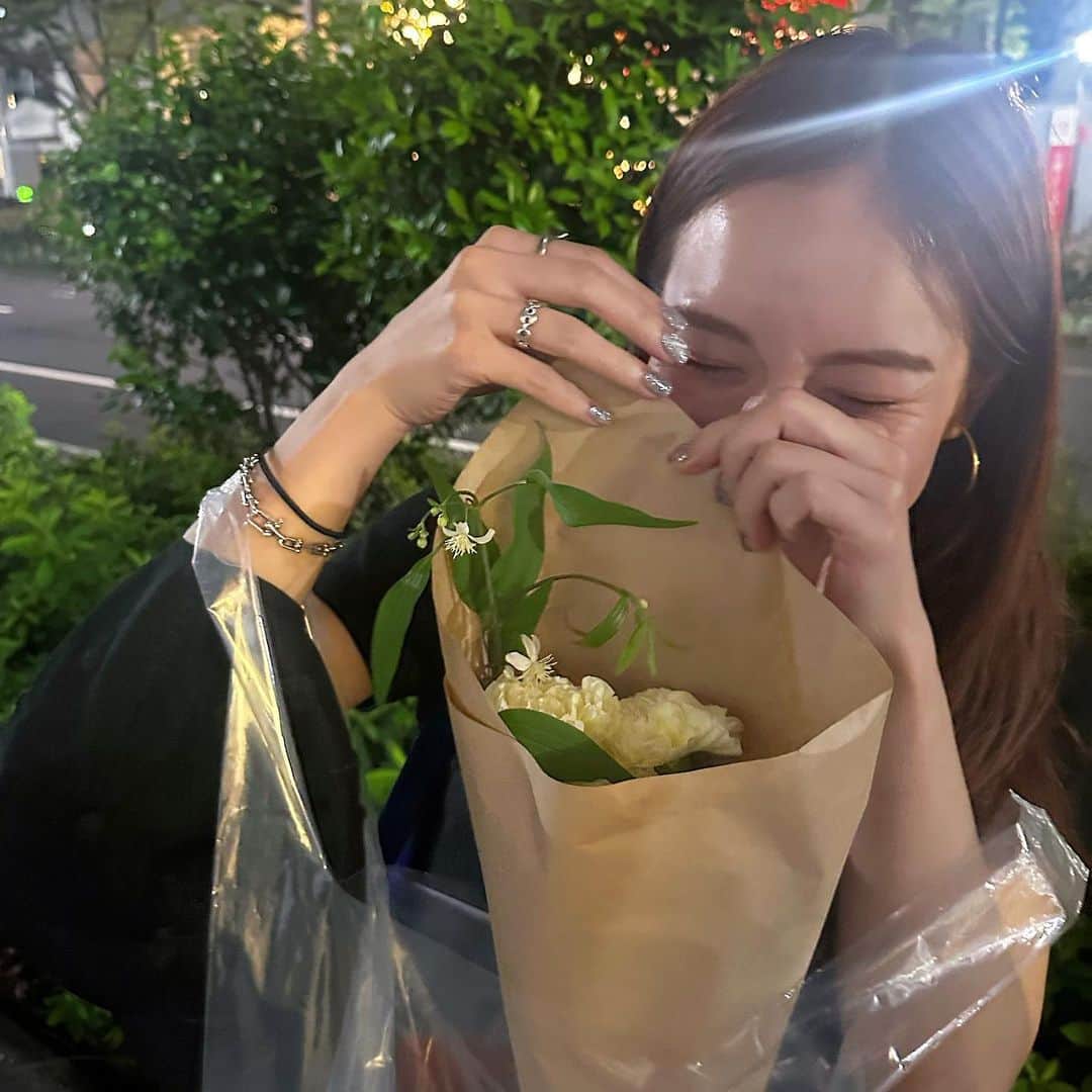 のインスタグラム：「💚🤍 笑い皺目尻！！  _ #目尻 #笑い皺 #花束 #ネイルかわいい」