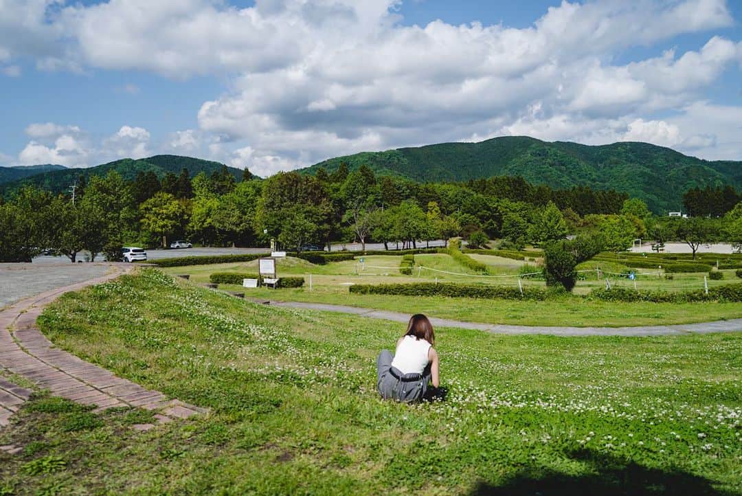 大瀧彩乃さんのインスタグラム写真 - (大瀧彩乃Instagram)「・ 5月上旬の京都🍦🌲 これから行けてないけど、 この時すでにノースリーブってことはもう、あっついのかな🔥  シロツメグサで花冠作った👑 大好きな鴨川のお散歩の思い出も🦆  #kyoto#shiga#takiicotrip#leiqaq2」6月27日 23時21分 - _ayanootaki_