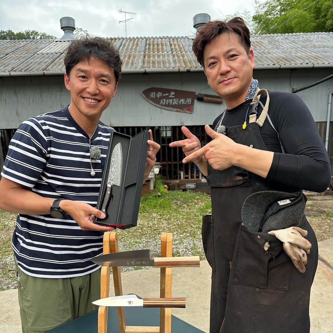 のインスタグラム：「・ 昨日は気持ちの良い包丁を 刃物どころの兵庫県三木市から。  田中一之刃物で一本一本熱して 手打ちして作り上げる包丁は 持ちやすくて刃持ちも良くて なんといっても切れ味が 気持ちいいのなんのって。  フランスパンでも しいたけでも ずっと切ってたい感じ。  刃先を研ぐ職人技は また別のみすず刃物さんで。  海外から大人気で お客さんの7割くらいが 外国の方だそう！  欲しいなー、 料理できないけど。  #mbs #よんチャンtv  #毎日生中継 #山ちゃん中継 #田中一之刃物製作所 #包丁　#三寿々刃物製作所」
