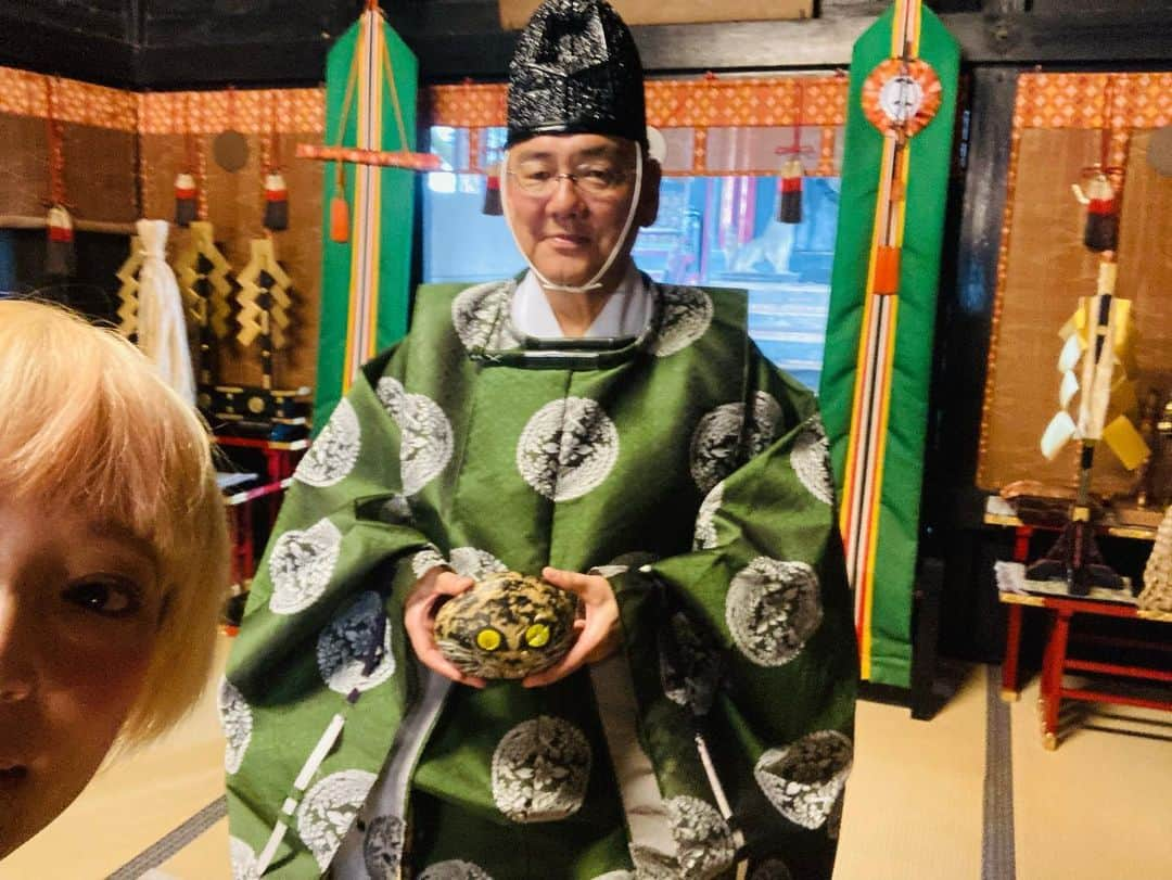 荒木桃園のインスタグラム：「国宝 青井阿蘇神社『福幸石』 『寅達磨』‪- ̗̀🐯 ̖́-  今日は寅の日✨✨✨ ご購入いただきましたので、宮司に祈祷していただきました✨  復興支援事業で青井さんの石に縁起物を絵付して販売しております⭐️ 売り上げの一部は青井神社の復興に役立てられます🍀*゜  福幸石には国宝青井阿蘇神社の文字と 会社名、個人名をお入れいたします✩°｡ ⸜(* ॑ ॑* )⸝ 玄関の魔除けにしたり、パワーストーンのクラスターにもなります⭐️  ご興味のある方はお尋ねください(*´꒳`*)ﾟ*.・♡  #国宝青井阿蘇神社 #福幸石 #荒木桃園」