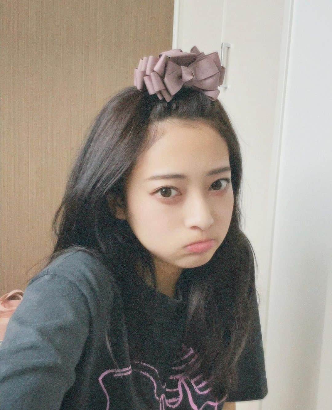 千葉祐夕のインスタグラム：「前髪上げても幼く見える理由は貴方だよ産毛ちゃん、  最近メイクする時の前髪これ笑笑」