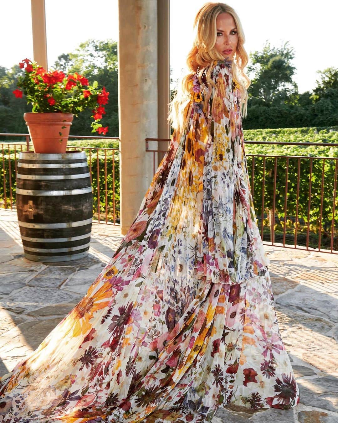 レイチェル・ゾーのインスタグラム：「A forever favorite dress in my favorite place 💐 🍇 🍷」
