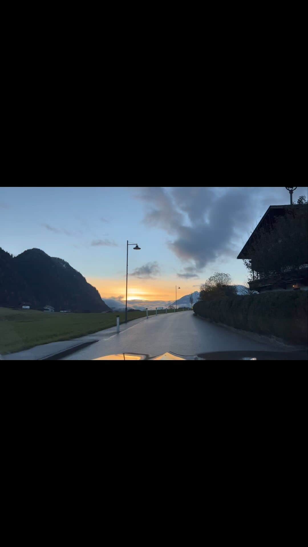 佐々木明のインスタグラム：「Tirol,Austria 🇦🇹  #österreich #tirol #visittirol   見慣れた景色も少しだけ離れるだけで遠い景色になりますね それが日本人であり地元民ではない人が感じる事なんだと思います。 結構長く居た地域だとは思うんですが、遠く感じます。 とても素晴らしい地ですからまた行きたいと思います。 いや、行くんですけど。  マテリアルを会社にピックしに行かないといけないのでした。」