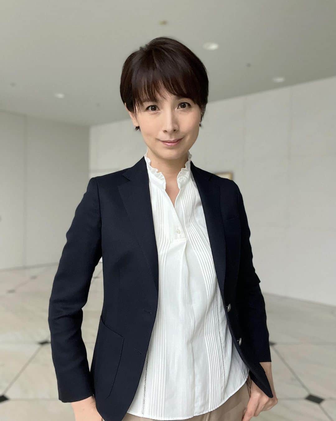 野村真季のインスタグラム：「ANNニュース 着用衣装  1〜4枚目 6/10 朝ニュース／昼ニュース ピアスとカフが一体になっています（2枚目）  5〜7枚目 6/13 午後ニュース  #テレビ朝日 #アナウンサー #アナウンサー衣装 #ootd #40代コーデ #40代ファッション #50代ファッション #大人コーデ #大人ファッション  #野村真季」