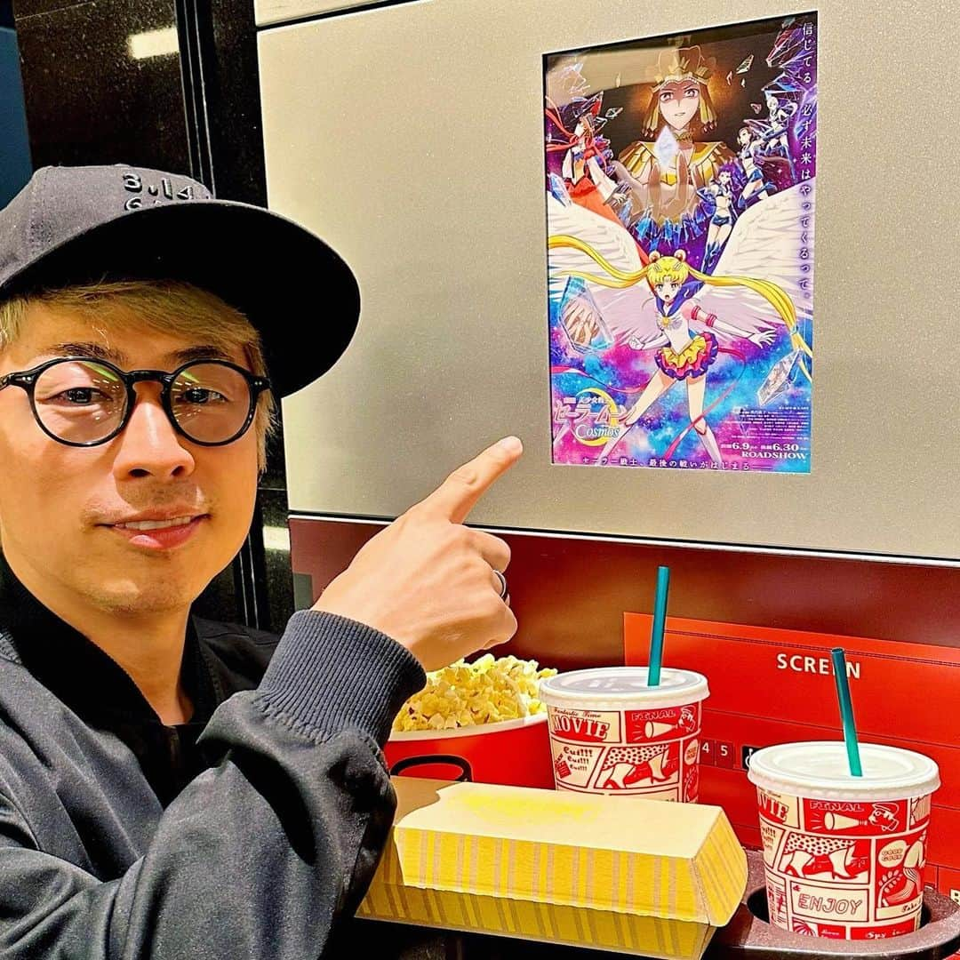 田村淳さんのインスタグラム写真 - (田村淳Instagram)「まさかのセーラームーン^_^  家族で映画に行こう！ってなったんだけど…なんとなくみんなで見るならマリオブラザーズかなぁと思ってたんだけど、まさかのセーラームーン！今までしっかりと見たことないのよ💦存在は知ってるけども、月に代わってお仕置きするのも知ってるんだけど…詳しくは知らないのよ💦💦初セーラームーン…なんとハマりました✨この映画は前編らしく…後編が６月３０日からだって^_^キニナル  娘たちへ イメージだけで判断しないようにね、何事もやってみて判断しよう！頭の中だけでジャッジすることがいかに愚かなことか…パパもこの歳になってもまだ頭の中だけでジャッジしてしまう癖が抜けません…体験してみることの大切さ、実際触れてみる、見てみる、食べてみる、できるだけでかまわないから、やってみて判断しよう！ 　　　　　　　　　　　　　　　　　　　パパより」6月13日 14時38分 - atsushilb