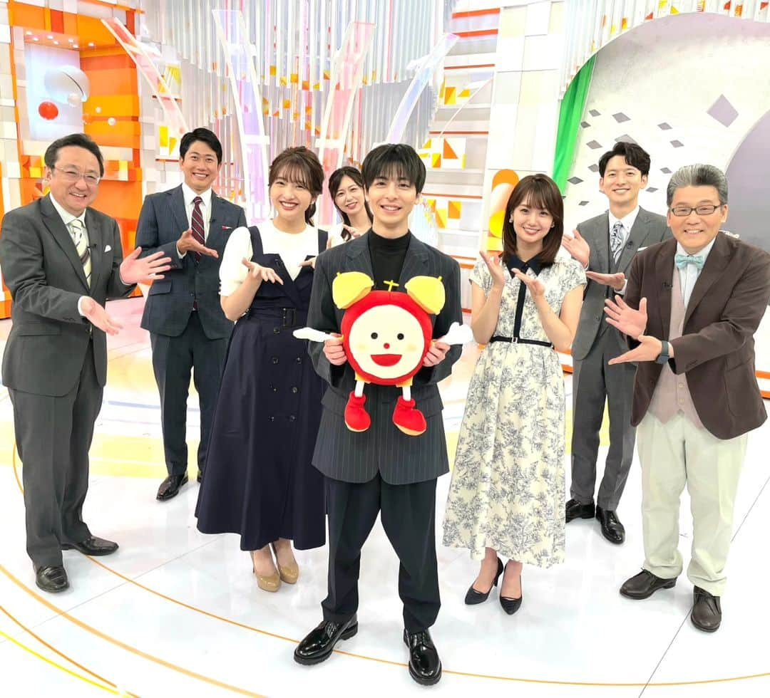 フジテレビ「めざましテレビ」さんのインスタグラム写真 - (フジテレビ「めざましテレビ」Instagram)「きょうは #マンスリーエンタメプレゼンター #高杉真宙 さん 2回目の生出演でした😘  #軽部真一 アナとドラマ共演したVTRを自分で原稿読みして紹介しました～👍 なんと！そのVTRの中でNGを出していたのは真宙さんの方でした🤣 軽部アナは自分がNG出さずにほっとしていたらしいです(笑)  真宙さん出演の映画「#東京リベンジャーズ2 血のハロウィン編-決戦-」は6月30日公開です🎬  #めざましテレビ」6月13日 14時42分 - mezamashi.tv