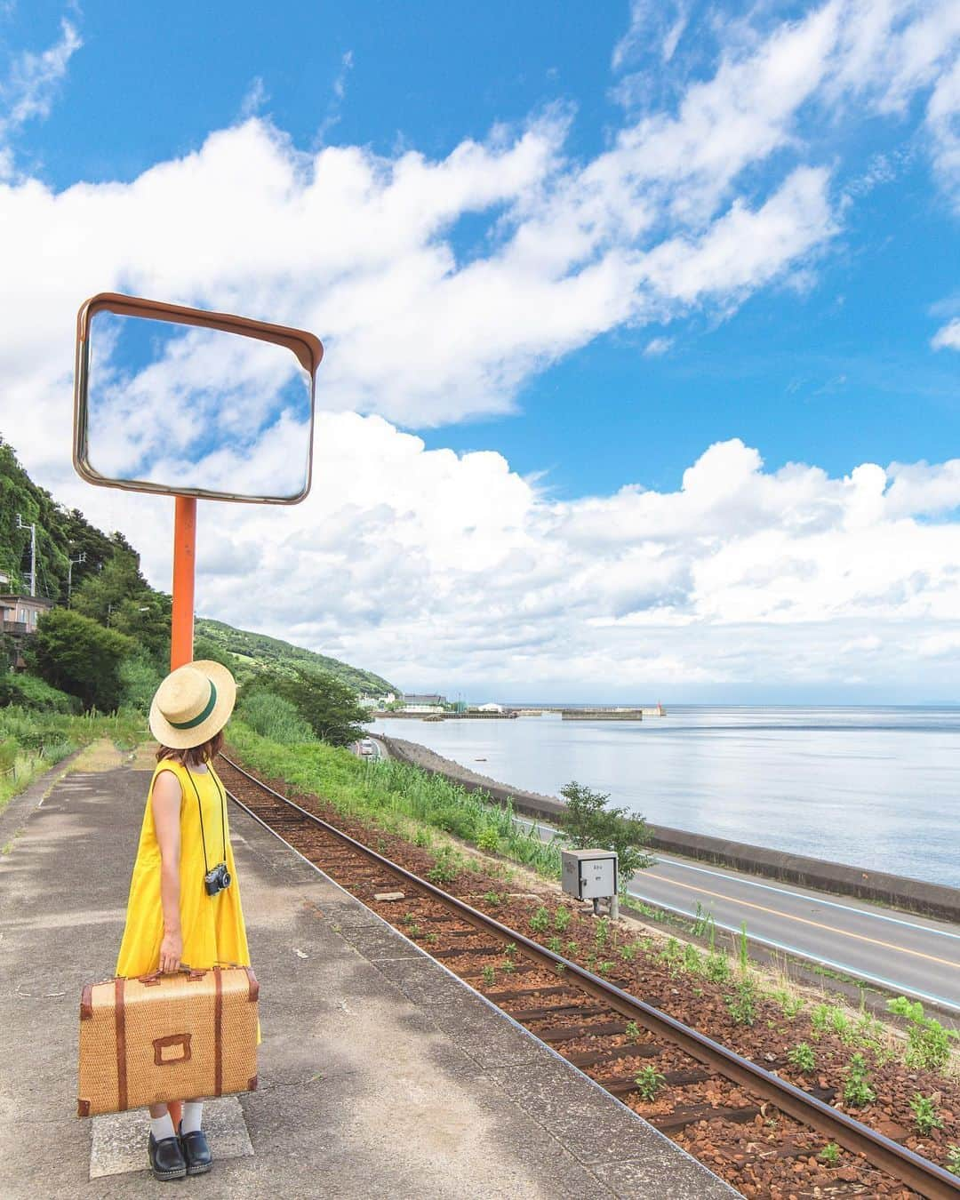 ジェットスター航空さんのインスタグラム写真 - (ジェットスター航空Instagram)「行きたい！と思ったら【いいね❤️】 #jettabi_japan #愛媛編🍊 目の前に広がる唯一無二の絶景✨ #JR下灘駅   愛媛県伊予市にある下灘（しもなだ）駅は、見渡すかぎりの雄大な瀬戸内海に臨む無人駅🚉🌊   その魅力は何といっても、時間帯によって印象が異なる海景色🌅 晴れた日には真っ青に輝く海が、夕方になると黄金色に染まり、とっても幻想的なんでスター🌟 その美しさは、鉄道ファンを魅了するだけでなく、数々の映画やドラマのロケ地にも選ばれるほど🎬✨   一度は訪れたい絶景スポット「下灘駅」📝 カメラを片手に、絶景を独り占めしてみては？💓   【JR下灘駅】 📍愛媛県伊予市双海町大久保     -------------------------------------------- ／ 📣ジェットスターなら、愛媛まで ＼ ✈︎東京（成田）から 片道¥4,990〜   松山～東京（成田）路線は、おかげさまで6月11日に就航10周年を迎えます🎉 今後もより多くのお客様に、安全かつ安心してご利用いただける気軽な空の旅を提供してまいります✈️   --------------------------------------------   ジェットスター・ジャパン公式アカウント（@jetstar_japan）では「“次に行きたい”が見つかる」をテーマに就航地の魅力をご紹介✈️⭐️「#jettabi_japan」をつけて、皆さんのFun&Happyな旅の思い出をぜひご投稿ください！素敵なお写真は、公式アカウントでご紹介させていただきます♪   ⭐️Special thanks📸 by @_0170_ , @jan69tys （1枚目） / @kaji_nori06（2枚目） / @yumi.sweet25 （3枚目） / @ufooo_photo （4枚目） / @caco08_jp （5枚目） / @___yu.144 （6枚目） --------------------------------------------   ※運賃はエコノミークラス「Starter」。支払手数料、空港使用料等が別途必要です。受託手荷物の料金は含まれません。諸条件が適用されます。 ※就航地のご紹介内容に関する最新情報は、下記の公式サイト等でご確認ください。 ------------------------------------------- 【参照サイト】 いよ観ネット、伊予市公式HP -------------------------------------------   #愛媛 #愛媛観光 #愛媛旅行 #ジェットスター #jetstar #jetstar_japan #LCC #飛行機 #trip #旅好きな人と繋がりたい #国内旅行 #伊予市 #愛媛ドライブ #愛媛デート #ehime #女子旅 #四国旅行 #四国ドライブ #日本の絶景  #絶景駅 #海が見える駅 #下灘駅 #無人駅 #海好きな人と繋がりたい #フォトジェニック旅」6月15日 18時00分 - jetstar_japan