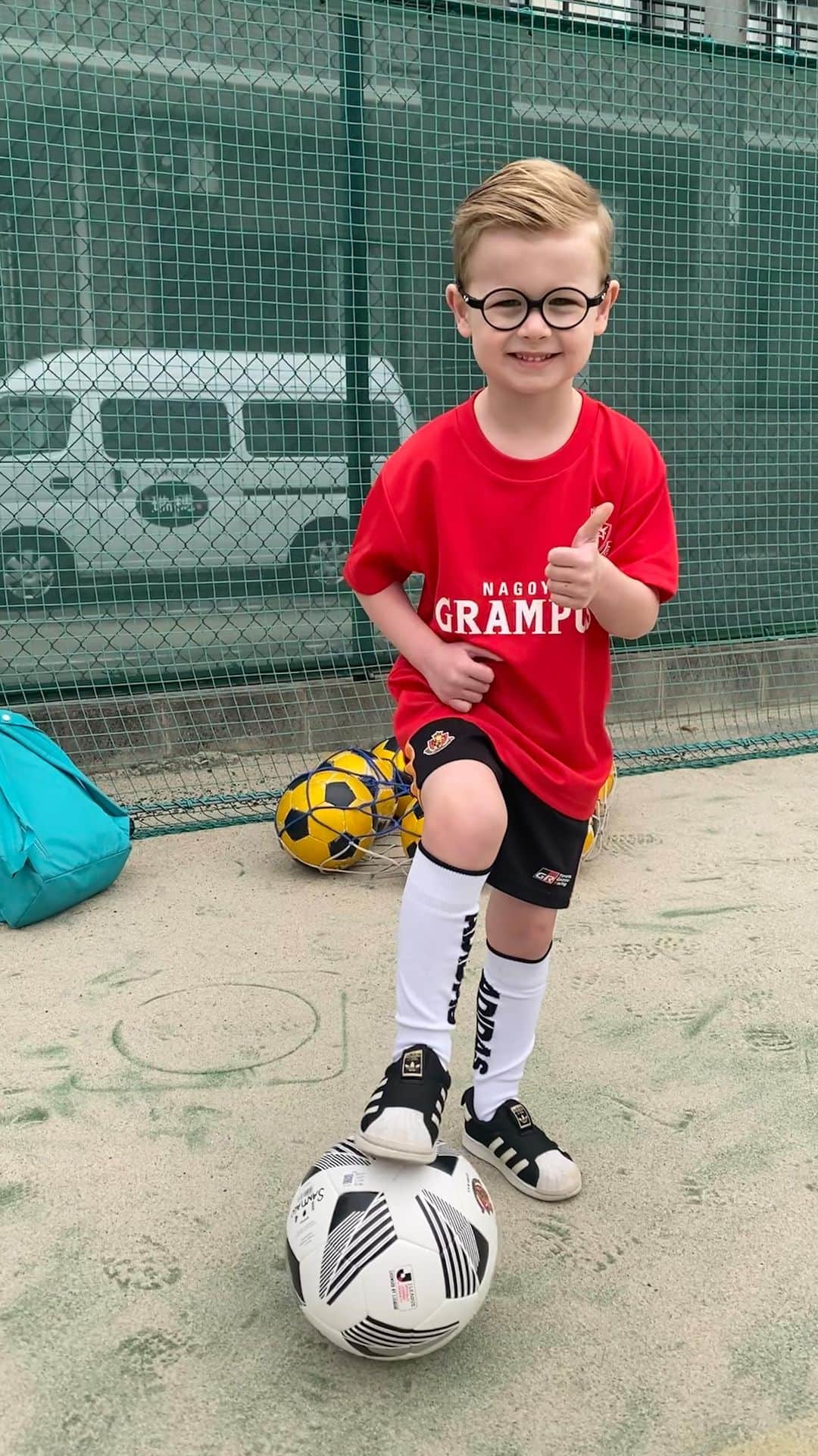 リアノン・ランゲラック（ミッチェル・ランゲラックの妻）のインスタグラム：「Santiago at 4 years old 🫶🏼 Officially a Nagoya Grampus Junior ❤️🧡」