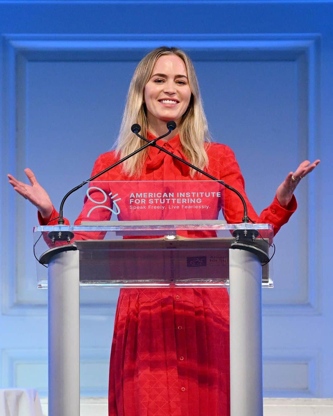 Just Jaredさんのインスタグラム写真 - (Just JaredInstagram)「Emily Blunt was a vision in red while hosting the American Institute for Stuttering 17th Annual Gala tonight in New York City. We've got more pics over at JustJared.com! #EmilyBlunt Photos: Getty」6月13日 14時57分 - justjared