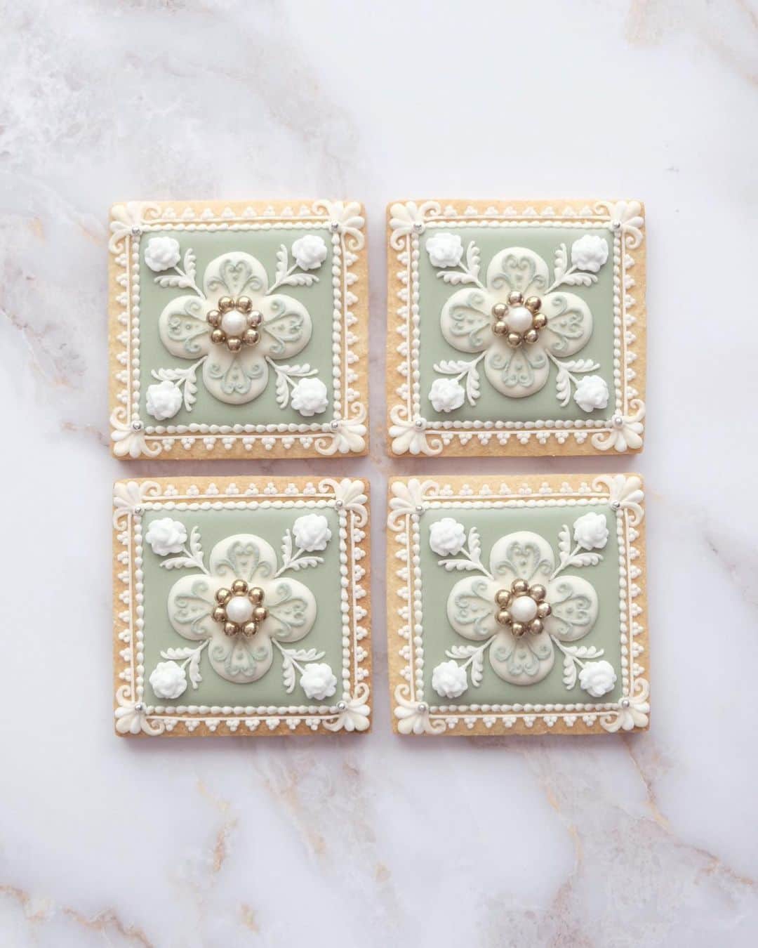 KUNIKAのインスタグラム：「Blue gray x white flower tile cookies 🩶  最近のロンドンは毎日晴れていて、夏気分です♡ お天気が良いと、それだけで作業も捗ります。 22時まで明るいのも最高だな💗 ずっとこんな気候だったらいいのに🥹🇬🇧」