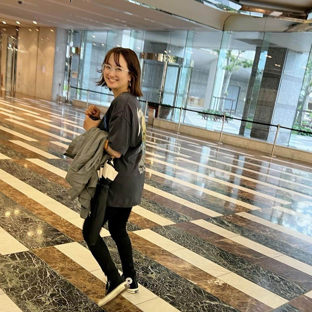 麻生夏子のインスタグラム：「お知らせです。  ストーリーではお伝えしていましたが、６月からお仕事復帰させていただきました。 まるまる5ヶ月お休みをいただいたんですが、本当にあっという間のお休みで、久々にラジオのブースに戻った時もあまり違和感がないというかすんなり受け入れられた自分がいてホッとしました。 リスナーの皆さんも温かく迎えてくださって本当にありがとうございました😊  とはいえ、二人育児しながらにはなるので毎日生きるのに必死ですが少しずつ今の生活にも慣れてきました。  関係者皆さま、お仕事お待ちしてまーす！笑  写真は安定の #旦那さんコーデ #METALLICA のTシャツです。言われるがまま、わけわからず着てます。」