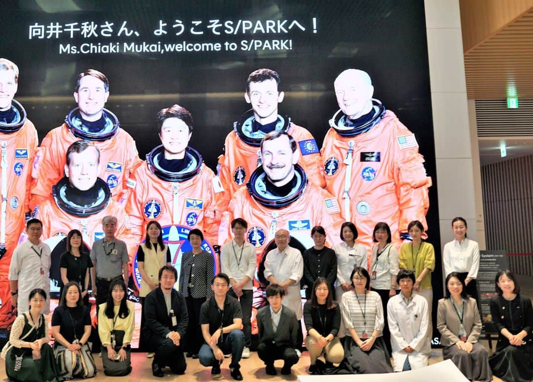 資生堂 Shiseido Group Shiseido Group Official Instagramのインスタグラム：「Astronaut Chiaki Mukai visited the Shiseido Global Innovation Center and had a passionate discussion with about 40 researchers drawing on her valuable experiences of life in space. Looking to the future, we will come up with unprecedented ideas to make the skin, body, and mind beautiful and radiant, both on the ground and in space, expanding the possibilities of beauty in the space age. Shiseido sponsors and presents the theme of S-booster, a space-based business idea contest.  宇宙飛行士の向井千秋さんが資生堂グローバルイノベーションセンターを訪れ、貴重な宇宙生活の経験談をもとに、研究員約40名と熱いディスカッションを交わしました。未来に向けて、地上でも宇宙でも肌・身体・こころを美しく輝かせ、宇宙時代の美の可能性を広げる今までにない発想を生み出していきます。 資生堂は宇宙を活用したビジネスアイデアコンテストS-boosterのスポンサー・テーマ提示をしています。  #shiseido #資生堂 #innovation #astronauts #space #beauty #beautyinnovations」