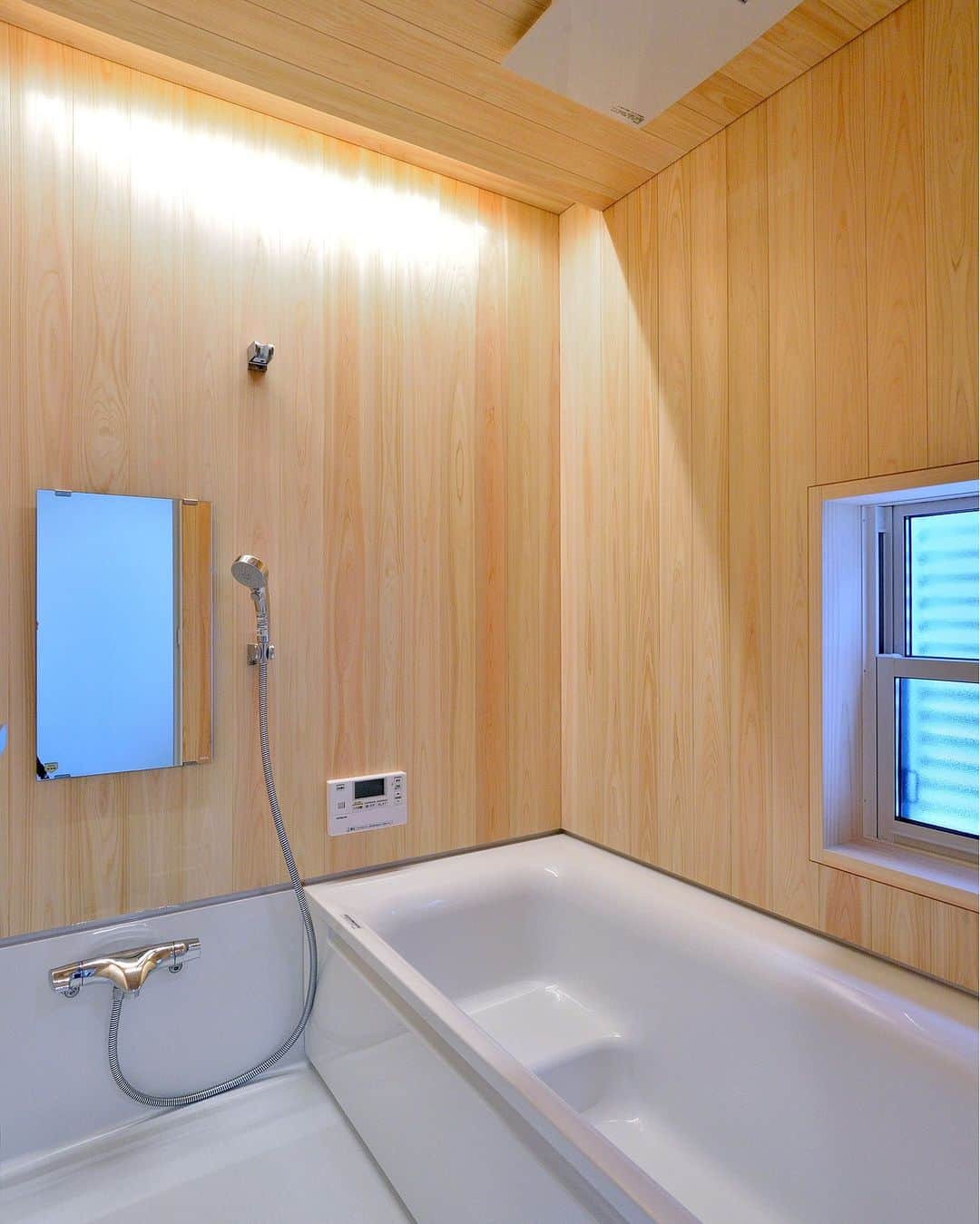 ミヤワキホームさんのインスタグラム写真 - (ミヤワキホームInstagram)「壁は桧の板を貼り、ハーフユニットバスに仕上げました🛁✨  桧の香りがする空間で、お風呂に入るとリラックスできますね🎶  壁・天井：桧  －－－－－－－－－－－－－－－－－－－－－－－ 他の施工事例はこちらから ➭➭➭ @miyawakihome #家づくり に役立つ情報を定期的に更新中 －－－－－－－－－－－－－－－－－－－－－－－  #ハーフユニットバス #造作風呂 #桧 #桧風呂 #木の香り #リラックス空間 #板張り #浴室 #お風呂場 #家づくりアイディア #失敗しない家づくり #後悔しない家づくり #収納アイディア #間取りの工夫 #自然素材の家 #無垢 #無垢材 #新築 #マイホーム #工務店がつくる家 #リフォーム #リノベーション #高岡工務店 #富山注文住宅 #高岡注文住宅 #高岡市 #木の家 #ミヤワキ建設 #ミヤワキホーム」6月13日 15時00分 - miyawakihome