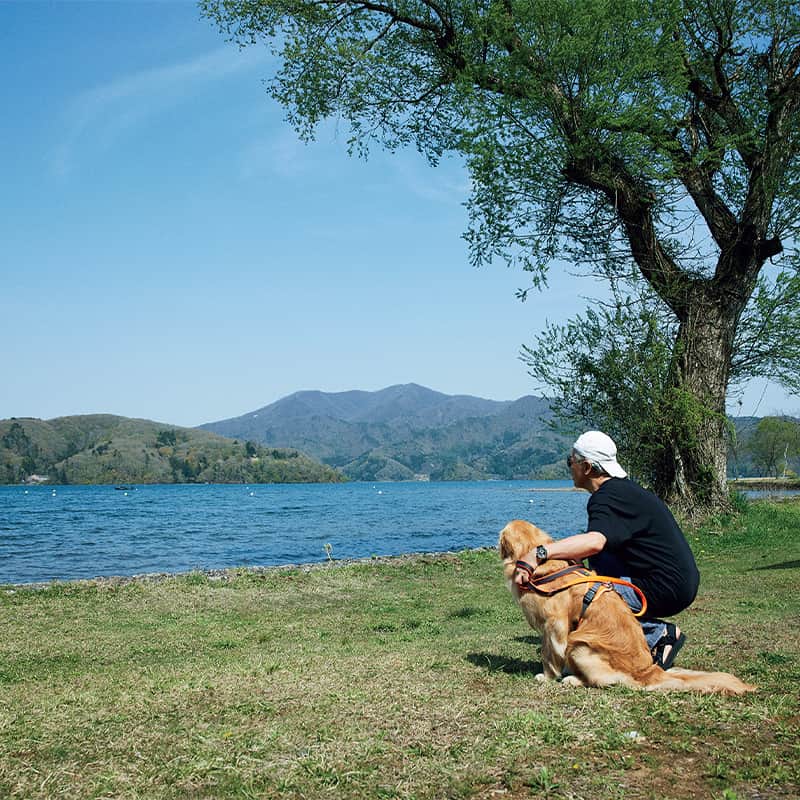 UOMOさんのインスタグラム写真 - (UOMOInstagram)「【大人の休日】愛犬と「ととのう」。 長野県・野尻湖畔のサウナ付きタイニーホテル  「愛犬と一緒に週末旅行に出かけたい」アートディレクター藤村雅史さんが相棒のサニーと訪れたのは長野県・野尻湖畔にこの春できたばかりの、小さな一棟貸しホテルです。  ■藤村雅史&サニー 本誌ほか多くの雑誌・広告で活躍するアートディレクター。約1年半前、ゴールデンレトリバーのサニー（2歳・♀）が新しい家族に。毎朝6時に起きて一緒に1時間ほど散歩するのが日課。週末は代々木公園など都内のドッグランで遊んでいる。  記事の続きはWEB UOMOで▶▶ https://www.webuomo.jp/life/306507/  #大人の休日 #野尻湖 #サウナ #uomo #uomo_magazine #webuomo」6月13日 15時00分 - uomo_magazine