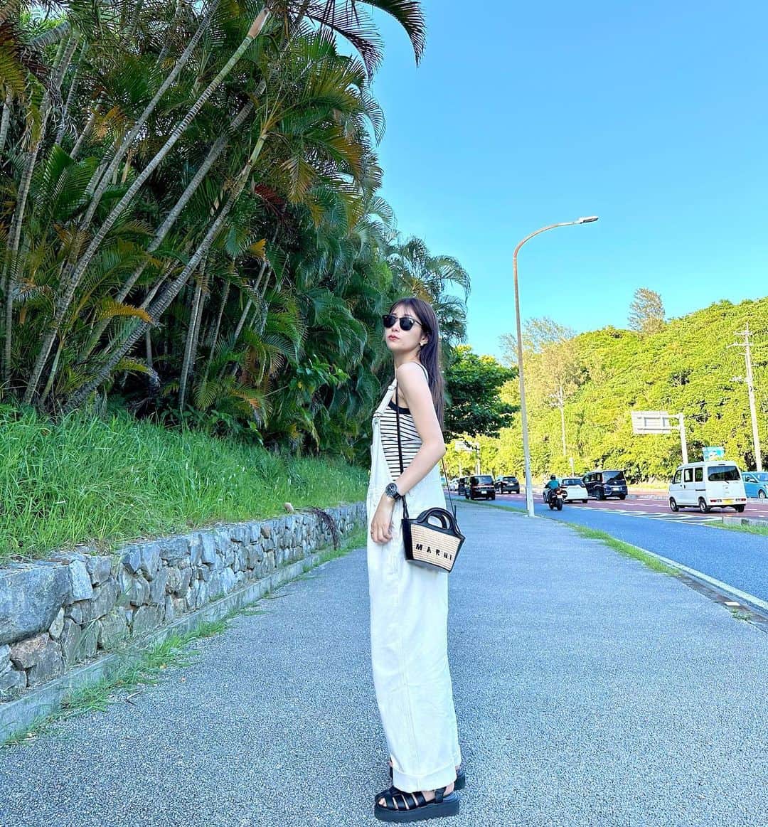 長谷川万射のインスタグラム：「まっなっつ☀️  沖縄で着たかった白サロペ。 @grl_official  でとってもお安く ゲットしたけど形もとっても綺麗で中に合わせるもので変わるのでいつぇも着たいお洋服でした🌷  @marni  の鞄はかわいくて 旅行前日に即決で決めました👝 持ってないタイプなので 夏はたくさん使う〜！！！  #沖縄#旅行#沖縄コーデ#サロペット #ママコーデ」