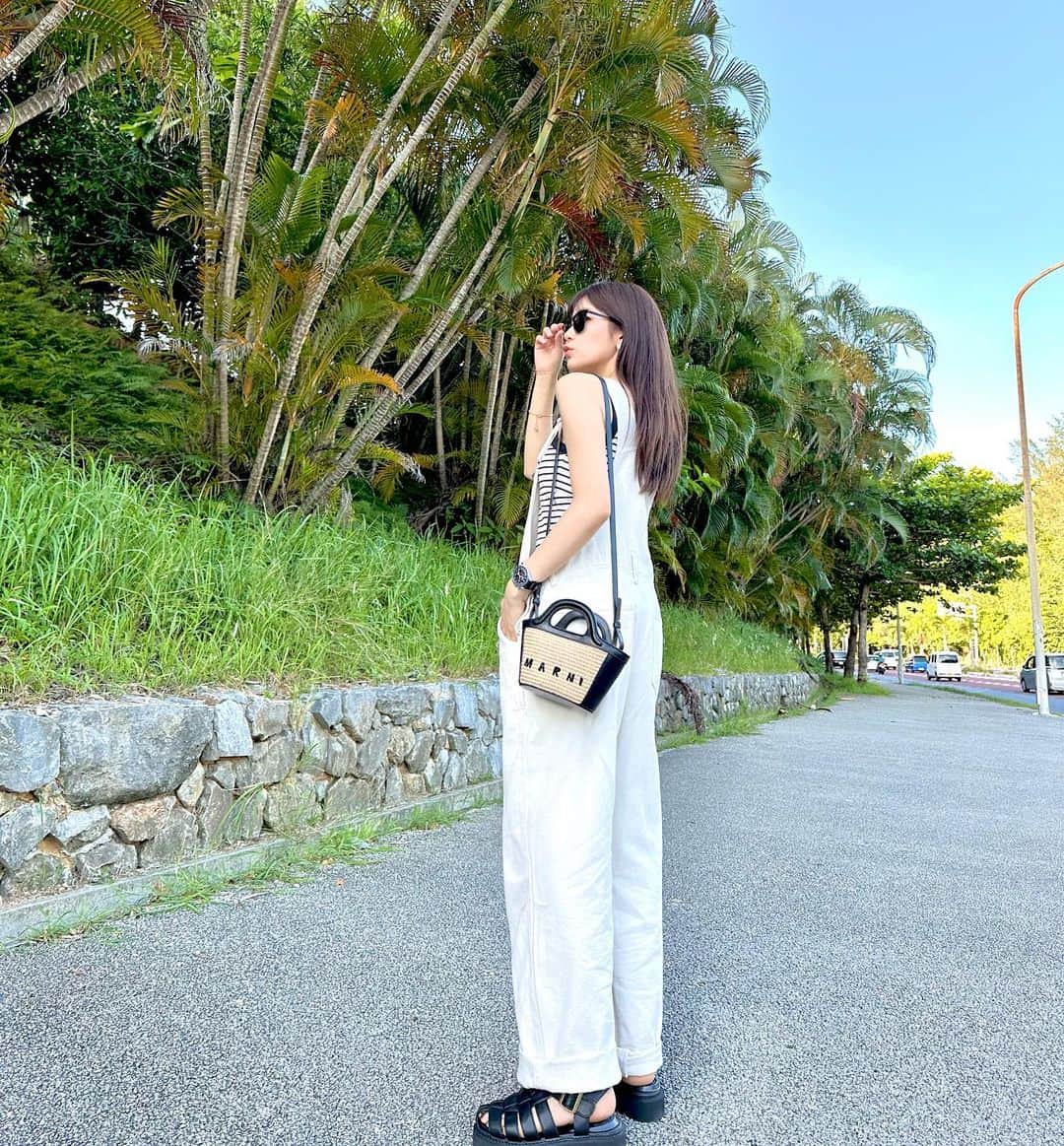 長谷川万射さんのインスタグラム写真 - (長谷川万射Instagram)「まっなっつ☀️  沖縄で着たかった白サロペ。 @grl_official  でとってもお安く ゲットしたけど形もとっても綺麗で中に合わせるもので変わるのでいつぇも着たいお洋服でした🌷  @marni  の鞄はかわいくて 旅行前日に即決で決めました👝 持ってないタイプなので 夏はたくさん使う〜！！！  #沖縄#旅行#沖縄コーデ#サロペット #ママコーデ」6月13日 15時03分 - mayanyam712