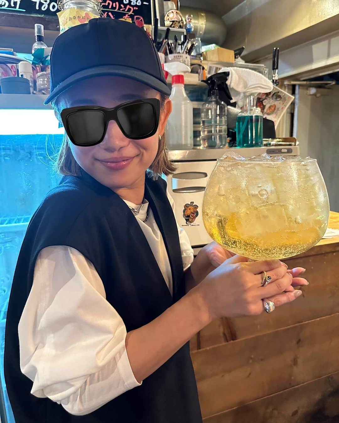 井上裕介のインスタグラム：「とんでもない酒を持つ嫁。  #嫁 #酒 #大好き #海賊 #の飲み方」