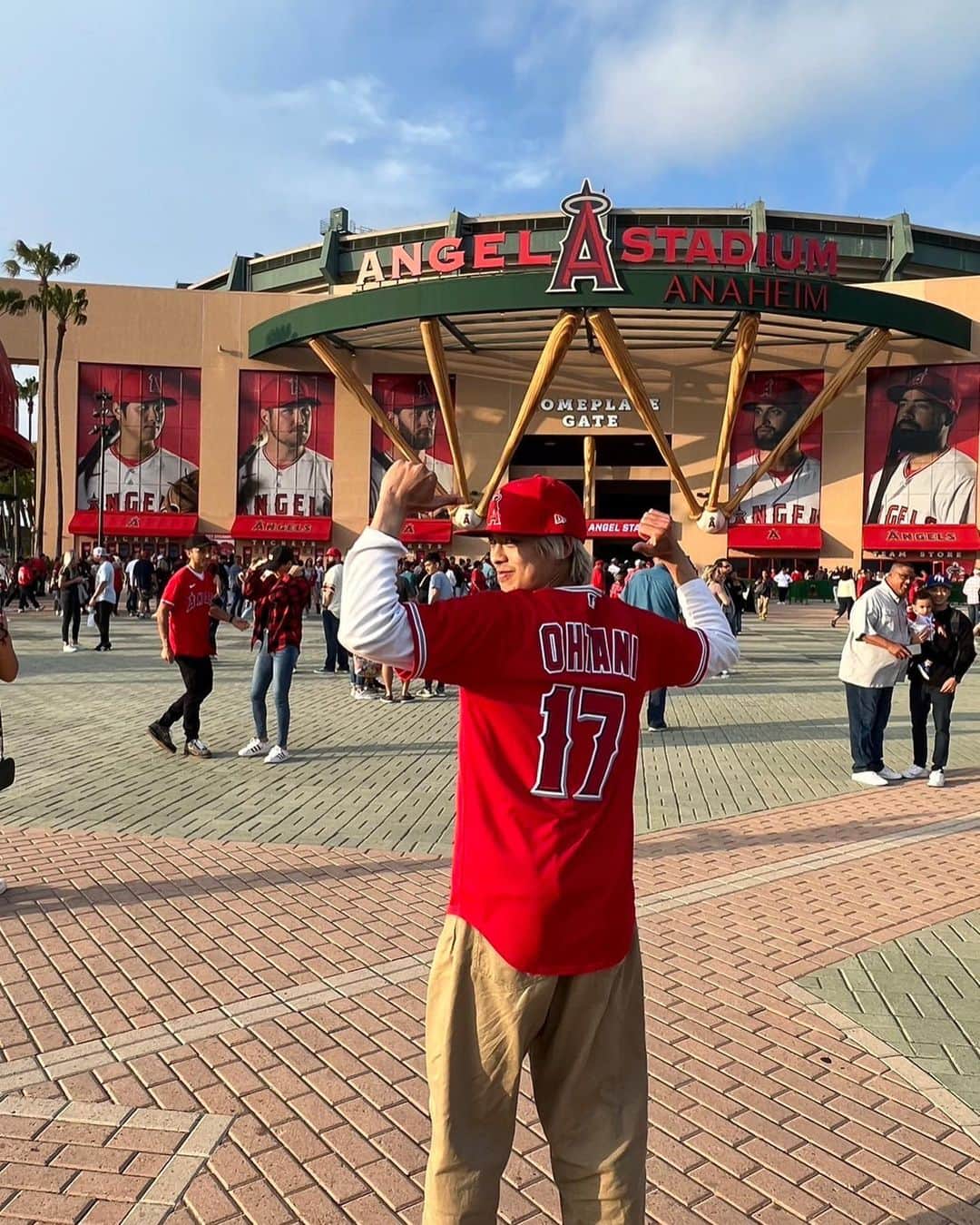 のインスタグラム：「エンゼルススタジアムに行ってきましたー！ 初めてのメジャーリーグ観戦で大谷選手のホームランまで見れて、とっても楽しかったです！  I went to the Angel Stadium of Anaheim. It was my first time to watch a live MLB game. I was so excited because I saw Shohei hitting a home run.  #losangeles #anaheme #mlb #baseball #angeles #大谷選手を #生で見るのも初めて #ユニフォームを着て #応援しました」
