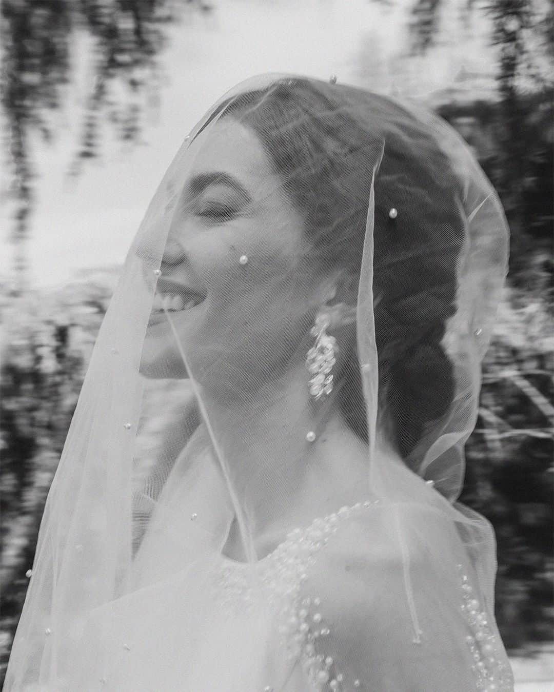 Pronoviasさんのインスタグラム写真 - (PronoviasInstagram)「Andrea is absolutely stunning wearing the JOVIE gown matching with the veil LA06 on her special day. Let us tell you, this bride is pure magic✨  Share your love story at pronovias.com/share-love-story 💛  #PronoviasBride」6月14日 23時30分 - pronovias