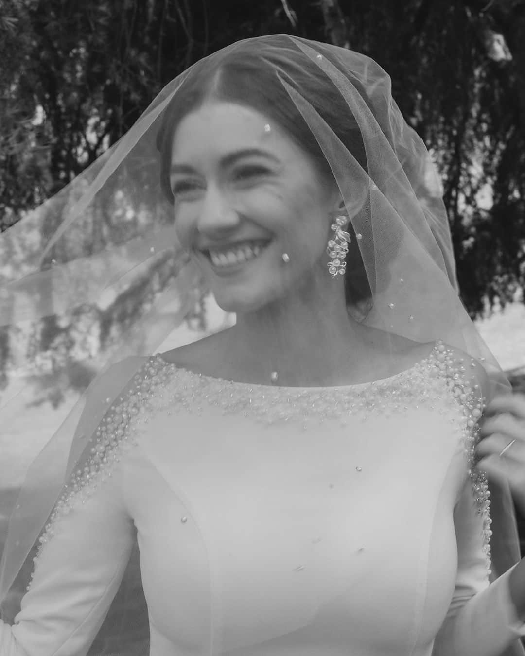 Pronoviasさんのインスタグラム写真 - (PronoviasInstagram)「Andrea is absolutely stunning wearing the JOVIE gown matching with the veil LA06 on her special day. Let us tell you, this bride is pure magic✨  Share your love story at pronovias.com/share-love-story 💛  #PronoviasBride」6月14日 23時30分 - pronovias