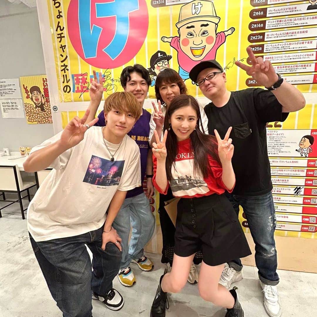 西野未姫のインスタグラム：「家族でけいちょんカフェへ行ってきました❤️  #けいちょんカフェ #渋谷 #けいちょん不在 #静岡から来てくれた家族 #パパの服はけーのお下がりです笑 #パスタ美味しかった #19日までやってます❤️」