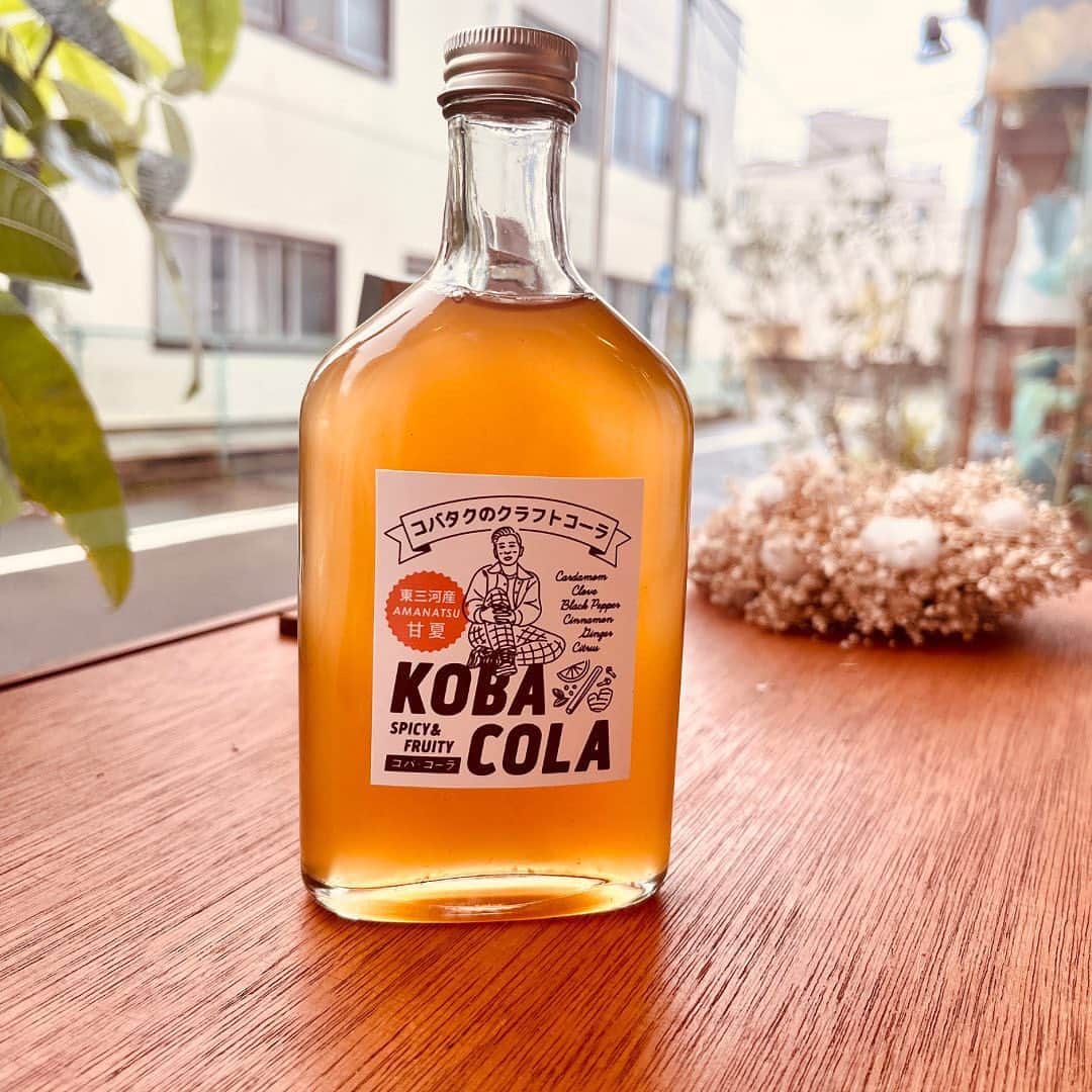 小林拓一郎さんのインスタグラム写真 - (小林拓一郎Instagram)「『koba cola』完成！ _____________  「スナック・コバタク」の名物となっていたコバタク特製のクラフトコーラ。  なんと、このコバタク特製クラフトコーラが、瓶詰めとなって、商品化されたんです！！！  題して、『Koba Cola』！！  商品化してくださったのは、シーホース三河の「青援スカッシュ」でもお世話になった豊川の『Himawari』さん！  そう、ハーブといえばの『Himawari』さん。  僕の作ったクラフトコーラも、カルダモンやクローブやシナモンなどが入っているので、広くとらえるとこれもまたハーブの一種。  僕のレシピを元に、今回はレモンではなく、季節限定、甘夏を使用しています。  出来上がったパッケージを見てびっくり！  僕が今使用しているプロフィール写真をイラスト化してくれて、それをベースにちょっとレトロな雰囲気で仕上げてくださいました。  嬉しい。。。  そして、今回の「スナック・コバタク」に間に合ったので、今週の金曜日から、こちらの瓶の『Koba Cola』も販売スタートいたします！  1本で、ご自身で炭酸で割ってもらえば、7杯から10杯分くらいはお楽しみいただけます。  お値段、1本、1600円（税抜）です。  もちろん当日は、業務用でも仕入れしますので、「スナック・コバタク」でも飲んでいただけます。  楽しくワイワイやりましょう！  #スナックコバタク #kobacola」6月13日 15時22分 - kobataku33