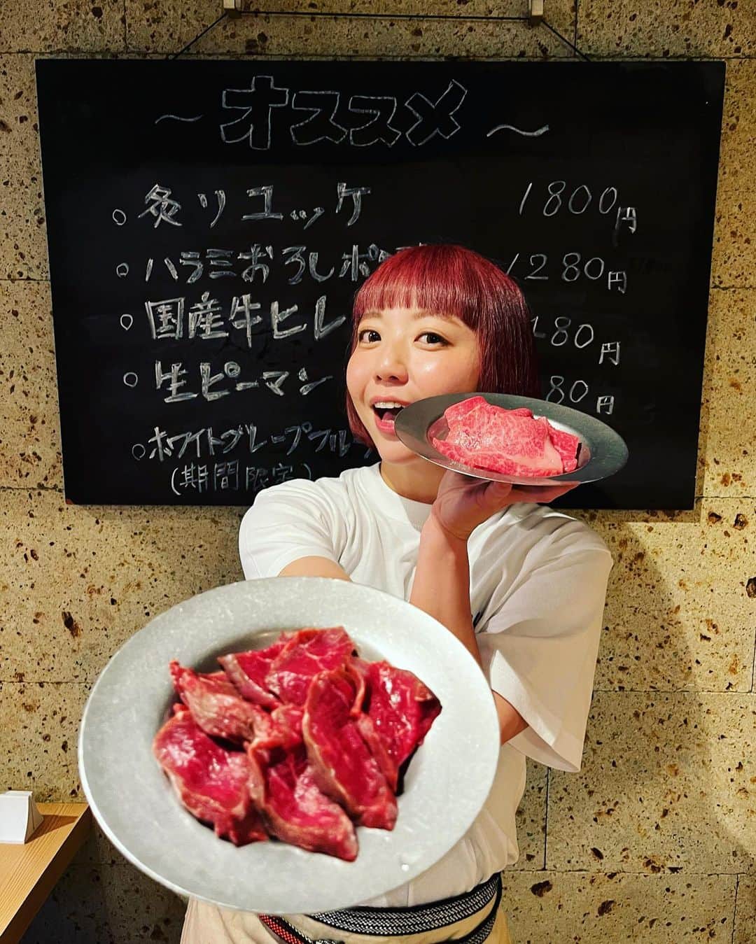 小鳥遊しほさんのインスタグラム写真 - (小鳥遊しほInstagram)「とにかく色んな飲食店で修行したいんじゃと投稿した4月某日。それを見て連絡をくれた某友達店長👨‍🍳  カレー、うどん、焼き鳥、バーに続き………  小鳥遊、焼き肉屋修行もはじめまーーーーーーす！🥩🍖🍗  とにかく旨い肉をその場で切って出してくれる大好きなおおにし！！カウンター焼肉で、おひとり様も大歓迎なスタイル！まじで旨いので食べにきてーーー！！😍✨✨  ところでうどん屋とかもまだやってるの？ってよく聞かれるんだけどバチバチにやってます！笑  イラストも含めどんなスケジュール？と聞かれたのでもはや6月のスケジュールを載せます✍️笑  お店では普通にばしばし働いてるのでゆっくり話したりはできないけど、普通に働いてるので普通に食べに来てください🤣✨笑 おおにしは混んでなければおしゃべりしっぱなしも可能だしドリンクいただければ一緒に乾杯も可です🍺笑笑  あとすみません、勤務中ほぼすっぴんです。笑  店舗情報は下記🫡 値段など含め、食べログで調べておくれ！  どの店舗も営業時間オープンからラストまでいます⏰ (ケニックはランチだけ🍛)  食べにきてねー！！！ (きたらぜひ話しかけてねー❤️🙏)  ■焼肉おおにし　高田馬場店 予約がオススメ！週末は特に！ @yakinikuoonishi_baba  050-5595-9369 東京都新宿区高田馬場4-8-7 いちかわ書店ビル 2F https://tabelog.com/tokyo/A1305/A130503/13223906/  ■自家製さぬきうどんと肉 新橋店 ※2号店じゃないから気をつけて！ 03-6205-4955 東京都港区西新橋1-19-3 第二双葉ビル 1F https://tabelog.com/tokyo/A1301/A130103/13234986/  ■ケニックカレー @kenickcurry_tokyo  03-6884-2188 東京都渋谷区宇田川町13-9 KN渋谷2ビル 4F https://tabelog.com/tokyo/A1303/A130301/13245082/  #イラストレーター #フードコーディネーター #スーパーヘルパー #焼肉 #高田馬場グルメ #うどん #讃岐うどん #甚三 #新橋グルメ #スパイスカレー #ケニックカレー #渋谷グルメ」6月13日 15時22分 - shihotakanashi