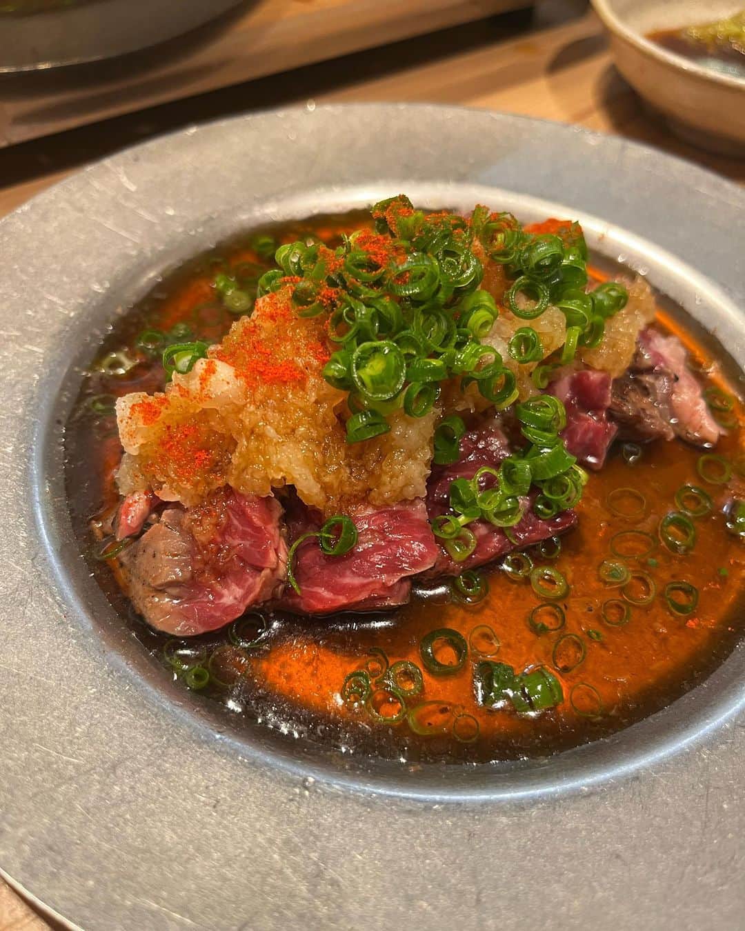 小鳥遊しほさんのインスタグラム写真 - (小鳥遊しほInstagram)「とにかく色んな飲食店で修行したいんじゃと投稿した4月某日。それを見て連絡をくれた某友達店長👨‍🍳  カレー、うどん、焼き鳥、バーに続き………  小鳥遊、焼き肉屋修行もはじめまーーーーーーす！🥩🍖🍗  とにかく旨い肉をその場で切って出してくれる大好きなおおにし！！カウンター焼肉で、おひとり様も大歓迎なスタイル！まじで旨いので食べにきてーーー！！😍✨✨  ところでうどん屋とかもまだやってるの？ってよく聞かれるんだけどバチバチにやってます！笑  イラストも含めどんなスケジュール？と聞かれたのでもはや6月のスケジュールを載せます✍️笑  お店では普通にばしばし働いてるのでゆっくり話したりはできないけど、普通に働いてるので普通に食べに来てください🤣✨笑 おおにしは混んでなければおしゃべりしっぱなしも可能だしドリンクいただければ一緒に乾杯も可です🍺笑笑  あとすみません、勤務中ほぼすっぴんです。笑  店舗情報は下記🫡 値段など含め、食べログで調べておくれ！  どの店舗も営業時間オープンからラストまでいます⏰ (ケニックはランチだけ🍛)  食べにきてねー！！！ (きたらぜひ話しかけてねー❤️🙏)  ■焼肉おおにし　高田馬場店 予約がオススメ！週末は特に！ @yakinikuoonishi_baba  050-5595-9369 東京都新宿区高田馬場4-8-7 いちかわ書店ビル 2F https://tabelog.com/tokyo/A1305/A130503/13223906/  ■自家製さぬきうどんと肉 新橋店 ※2号店じゃないから気をつけて！ 03-6205-4955 東京都港区西新橋1-19-3 第二双葉ビル 1F https://tabelog.com/tokyo/A1301/A130103/13234986/  ■ケニックカレー @kenickcurry_tokyo  03-6884-2188 東京都渋谷区宇田川町13-9 KN渋谷2ビル 4F https://tabelog.com/tokyo/A1303/A130301/13245082/  #イラストレーター #フードコーディネーター #スーパーヘルパー #焼肉 #高田馬場グルメ #うどん #讃岐うどん #甚三 #新橋グルメ #スパイスカレー #ケニックカレー #渋谷グルメ」6月13日 15時22分 - shihotakanashi