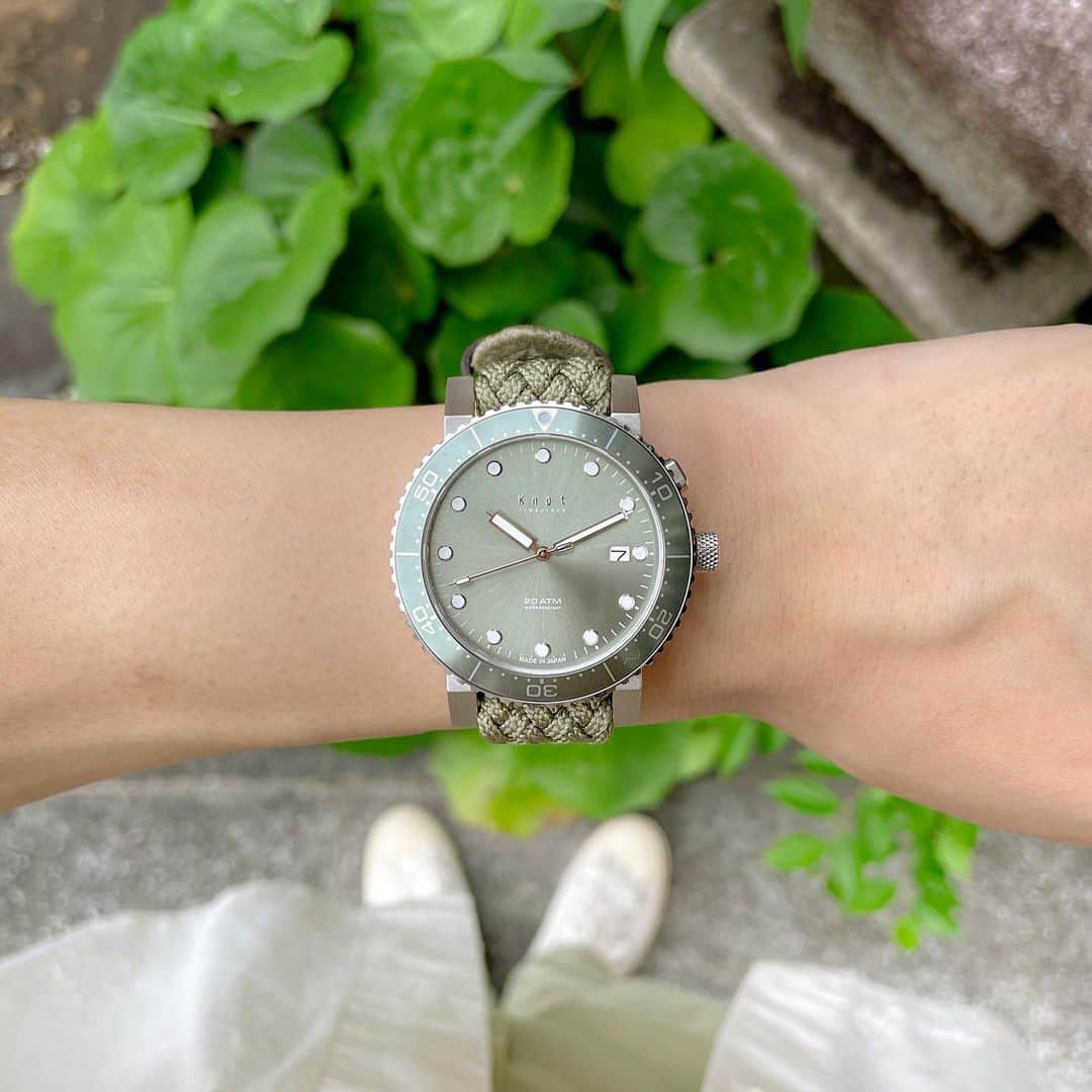 Maker's Watch Knotのインスタグラム：「. こんにちは！ 京都ギャラリーショップ竹村です⛩️  本日は6月9日より新色が登場しました 【オートチャージスポーツ】からライトグリーンのご紹介です。  オートチャージスポーツといえば、 環境に左右されず、腕の動きで自ら発電・蓄電していく ハイブリッドムーブメント⚙️  これからの雨、汗などが気になる季節も 安心の20気圧防水も備えており アクティブな日にも、あらゆるシーンに活躍する万能な時計です⌚️  その中でも今回の新色は、ニュアンスカラーと言いまして どんなファッションでも取り入れやすいカラーリングです。  爽やかに決めつつもおしゃれに腕元を演出してくますよ◎  ストラップは、シルクで出来た【昇苑くみひも 十三打ち】 時計の性能にもマッチし洗う事も可能。 何より色味の統一感もあり、イチオシの組み合わせです👌  またステンレスや防水レザーなどに替えると シックにも決めれる為、そちらもオススメです♪  是非店頭にて 色んなカスタマイズお試しください🙇🏼‍♂️  時計:オートチャージスポーツ（SAC-40SSVLG） ストラップ:昇苑くみひも 十三打ち（MK-18OVOV） バックル:EB-18SV  #knotwatch  #watch #wristwatch #madeinjapan #ノット  #時計 #腕時計  #国産時計  #カスタムオーダー  #京都  #kyoto  #河原町　#kawaramachi  #三条 #sanjyo #kyotojapan  #京都観光　#kyototrip #kyototravel  #japantravel  #japantrip #손목시계  #手表　#手錶　#맞춤형　#定時　#교토」