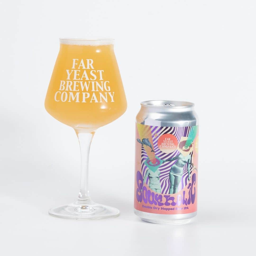 のインスタグラム：「＜心地よい酸味でリフレッシュ🏝FYB初のDDH Sour IPA爆誕!!!!!!＞  こんにちは、Far Yeast Brewing源流醸造所です。  先週末、ついに東北まで梅雨入りしたようですね。 じめじめする梅雨＆これからの暑い季節に気分をリフレッシュ＆心地よい酸味を味わえるFYBはじめてのDDH Sour IPAができました。  クラフトビール市場では依然IPAが人気ですが、“Sour Ale”もコアなファンがいるスタイル。現に、当社のバレルエイジドブランド「Off Trail」では根強い支持をいただいています。「Off Trail」ではお馴染みのケトルサワリング製法のサワーエールに存分にホップを効かせ、ブルワー自身が今飲みたい！！をかたちにした本気のSour IPA🍻  もちろん「Far Yeast 」らしく、コアなビアファンにもライトなファンにも、自信を持ってお薦めできる“ドリンカビリティ”や“心地よさ”といった余白は持ち合わせています。  色々と欲張ろうとしたブルワーの気持ちが全面に出た、前衛的なラベルデザインでお届け〜😎  --------------------------- ▼△▼Far Yeast SOURHOLIC▼△▼ ABV:5.5% IBU:15 Style: Double Dry Hopped Sour IPA Hop: Aged Cascade,Idaho7,CRYO citra,Citra,Nectaron,Sabro  Tasting Note: 乳酸菌を使用したケトルサワリングで心地よい酸味を出し、“夏らしさ”を感じさせるトロピカルさとハーバルなアロマを狙ったドライホッピングはNectaron（ネクタロン）、Citra（シトラ）、Sabro（サブロ）の3種類。 ”甘酸っぱい夏の記憶”を呼び起こすような心地よい酸味とトロピカルな香り、スムースでメロウなマウスフィーーーーーール🌴👙😎 ---------------------------  [本日より公式Web Storeで販売開始] 本日12:00より350ml 缶の販売を開始いたします。 詳細はプロフィールリンクから！  [出荷開始日] Web Storeでのご購入分及び、全国のビアバー、飲食店、酒販店へ向けて6月14日（水）より順次出荷を開始いたします。  #faryeastbrewing #faryeast #craftbeer #japanesecraftbeer #beer #souripa #ddhsouripa #sourholic #yamanashi #kosuge #kosugevillege #山梨 #源流醸造所」