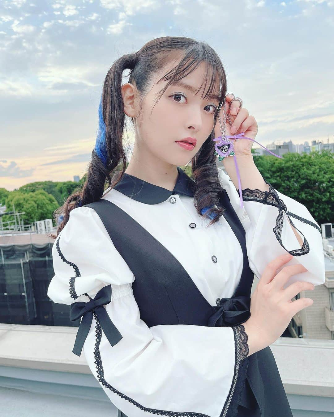 上坂すみれのインスタグラム：「お知らせですっ！  「上坂すみれ × MILK 」コラボレーションアイテムが発売されます〜っ！！ ずっと大好きなブランドとのコラボ、とても光栄です！！ すみれのお花や愛猫メロウくんなどをモチーフに、とても素敵なデザインのアイテムを作ってくださいました！うれしすぎます…！  こちらのお写真ではドレス、ブラウス、バレッタ、ネックレスを着用しております！  コラボアイテムはMILK MILKBOY 新宿店で2023 年6 月16 日から6 月19 日の期間完全受注で販売されます！ 珠玉のアイテムたちをぜひ、お手に取ってくださいませ…！  https://milk-web.net/blog/4302/  #milk #上坂すみれ」