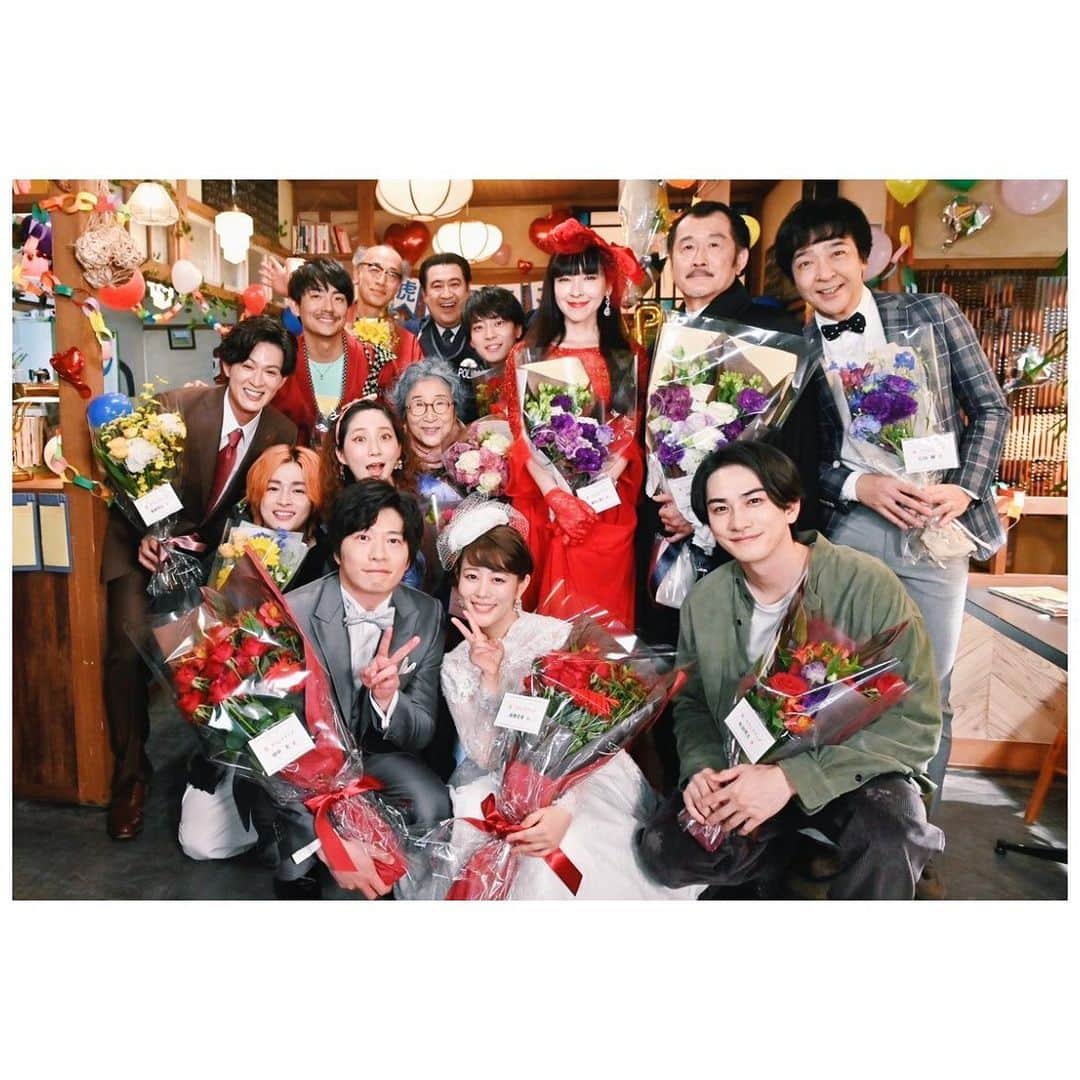 高畑充希のインスタグラム：「パパとママのことも 愛しすぎてるってはなし🧛‍♀️🧛‍♂️💗  みんなでクランクアップさせてくれるなんて、 スタッフチーム最高か！笑 ありがとう。  今夜ついに最終回！ みて血ょ🩸」