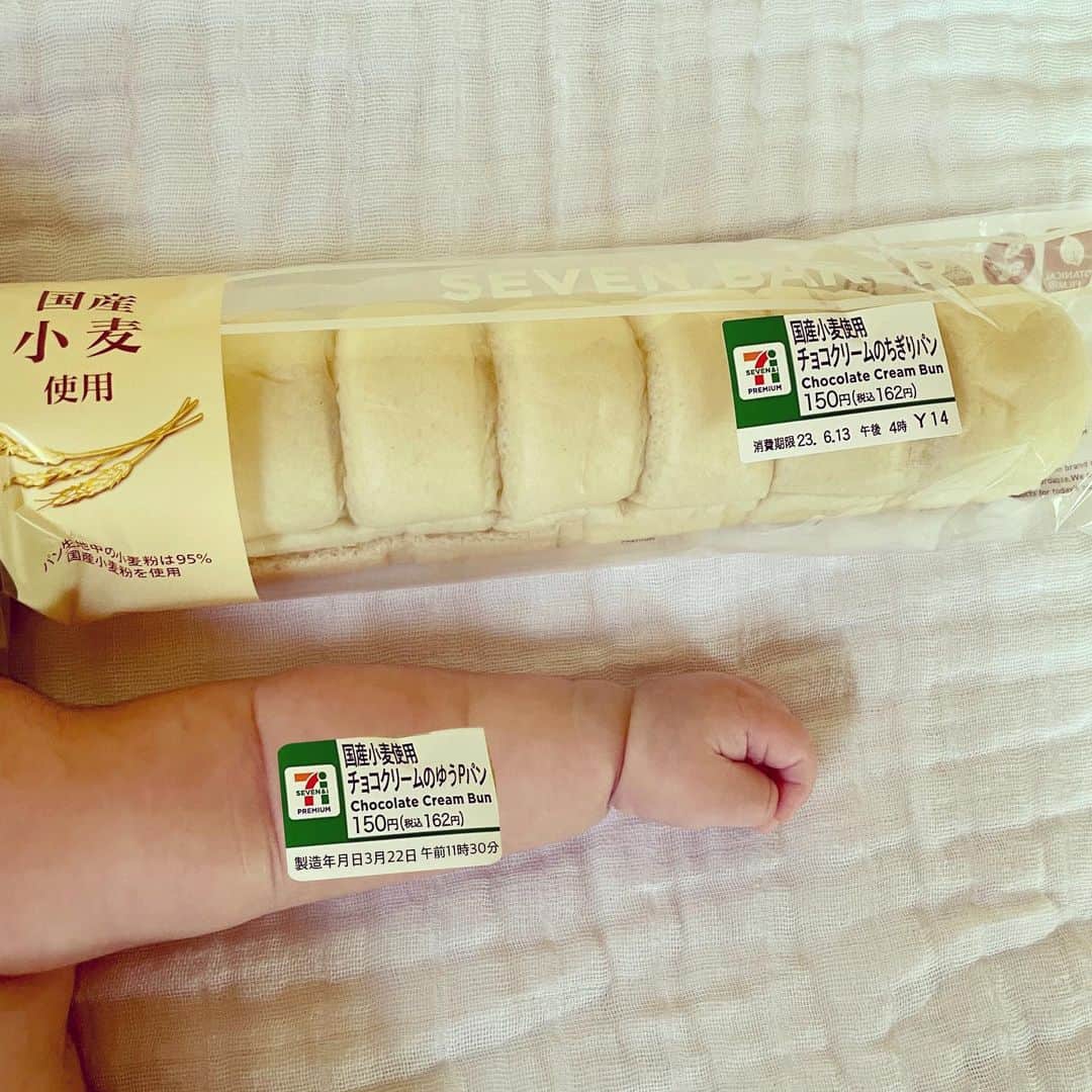 美甘子さんのインスタグラム写真 - (美甘子Instagram)「美味しそうなチョコクリームのゆうPパン見つけました😋 製造年月日3月22日　午前11時30分  #ちぎりぱん #ちぎりパン  #ちぎりぱんみたいな腕  #ちぎりパンベビー  #ゆうピーはるピー」6月13日 15時39分 - rekish_mikako