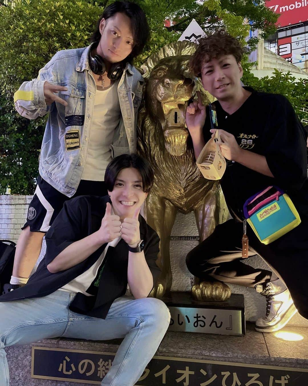 ジュンペイのインスタグラム：「. ノサト男3人飲み . の筈が、たあ坊(@taka_0fficial_ )が仕事で遅れた為 . まずは酒ちゃん(@sakechan51 )と隼平(@kk_jayp )のサシ飲み . たあ坊が来る前に酒ちゃんの終電の時間に . 酒ちゃんと隼平で駅に向かってる途中たあ坊から連絡が . ギリギリ間に合い3人で写真を撮れました . 心の絆、イオンひろば「いおん」像の前で . 酒ちゃんを送り出した後、仕事終わりで来れたゆうこりん(@yuko__official__ )と、実は途中からいたおかよ(@110mikiko_98 )とで終電まで飲みましたとさ🍻 . 📸 @110mikiko_98  . あいの里  #lovevillage  #netflix  #ネトフリ  #恋愛リアリティショー  #恋リア #恋愛バラエティ  #酒ちゃん  #隼平  #おかよ #たあ坊  #ゆうこりん #villageメンバー #ノサトメンバー #心の絆イオンひろば」