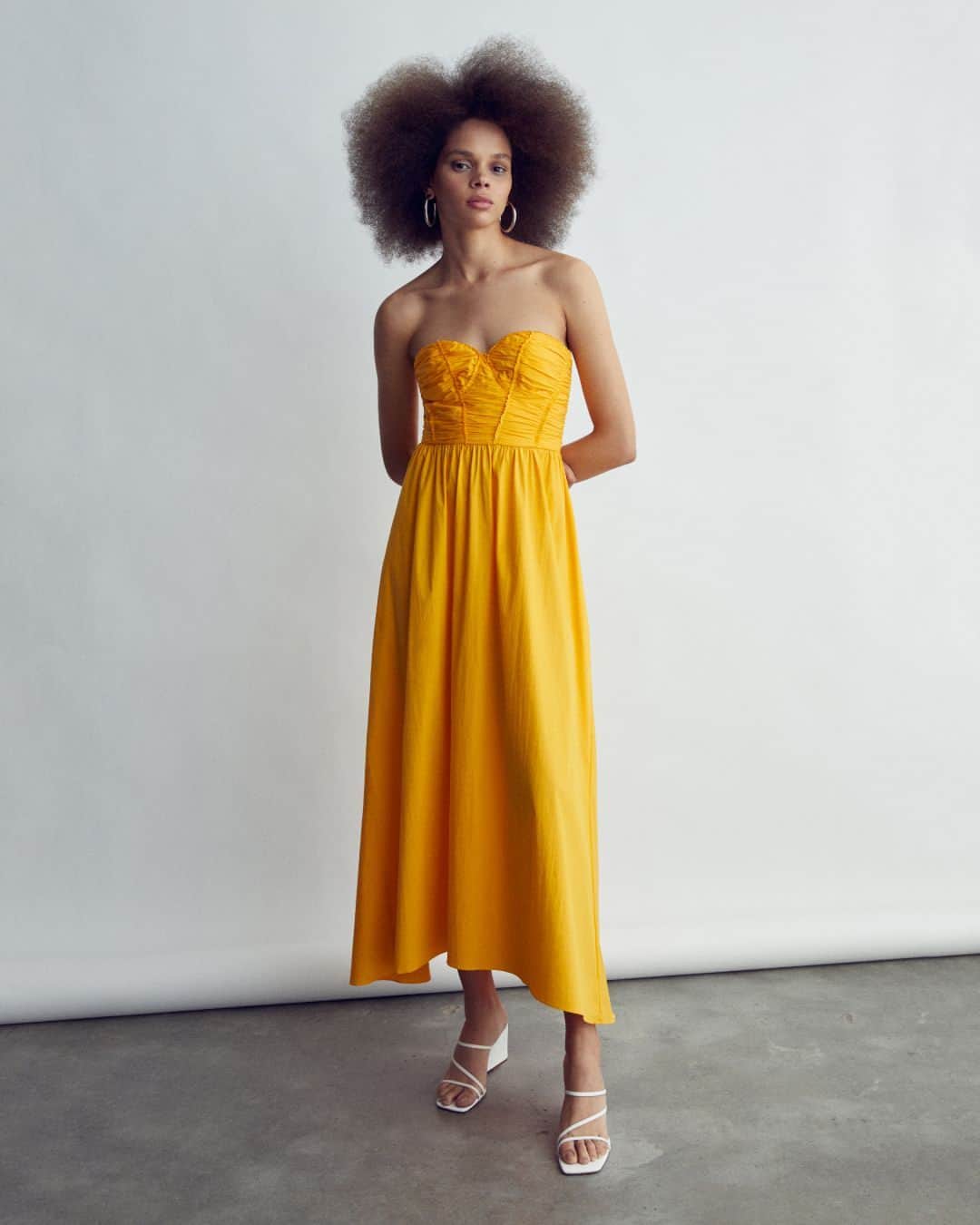 MANGOのインスタグラム：「Need some extra vitamins for your wardrobe? Our new summer dresses are the answer 🍊 Get hold of this month's upcoming trends at mango.com.  Dress: 57020462 ⁣ #MangoWoman」
