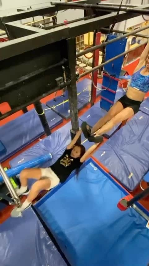 ジェシー・グラフのインスタグラム：「It’s @ninjawarrior night!  Grab a friend and swing on over to @nbc or @peacock to watch season 15 of #AmericanNinjaWarrior ! Thank you @hitsquad_ninja_gym for an amazing training session and thank you @taylor_ninja1 for trusting me!  I hope i can come again soon! #ninjawarrior #bethetrapeze #circustricks #gripstrength」