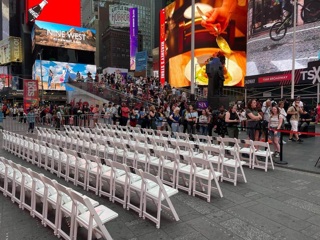 アダム・シャピロのインスタグラム：「The house seats for this @waitressmusical performance are DIFFERENT. #WaitressInTimesSquare @timessquarenyc, @tribeca & @tsxentertainment」