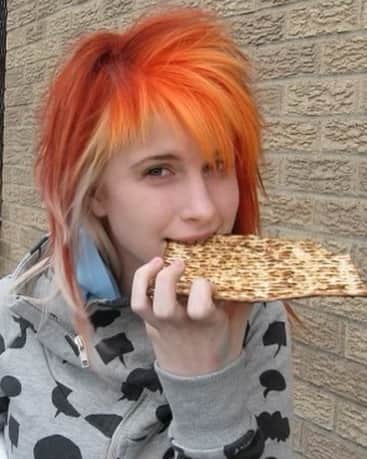 ヘイリー・ウィリアムスのインスタグラム：「Happy 16th to the hairstyle that started it all. 🧡 @gooddyeyoung, @fruitshairlab」
