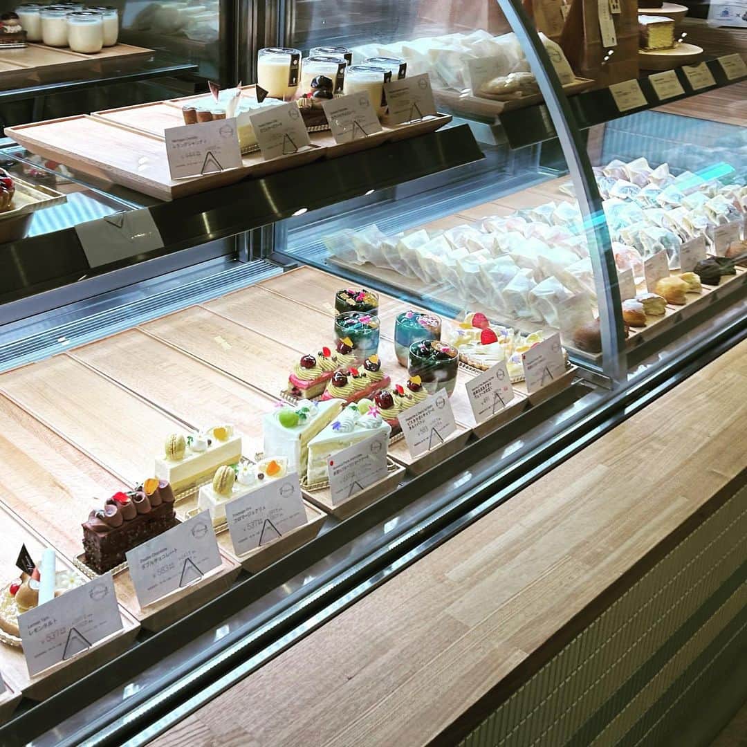 津久井智子さんのインスタグラム写真 - (津久井智子Instagram)「実家で誕生日をお祝いしてもらいました😊  久しぶりに #箱根口ガレージ報徳広場 の #パティスリーヒンナ で ケーキを買いに行ったら、こんなに可愛いメロンのショートケーキをメッセージつきでサービスしていただいてしまった🍰🍈 チーズケーキもニューサマーのタルトも美味しかった〜  壁画も元気そうでした　笑  ありがとうございます😊」6月13日 7時29分 - tomokotsukui