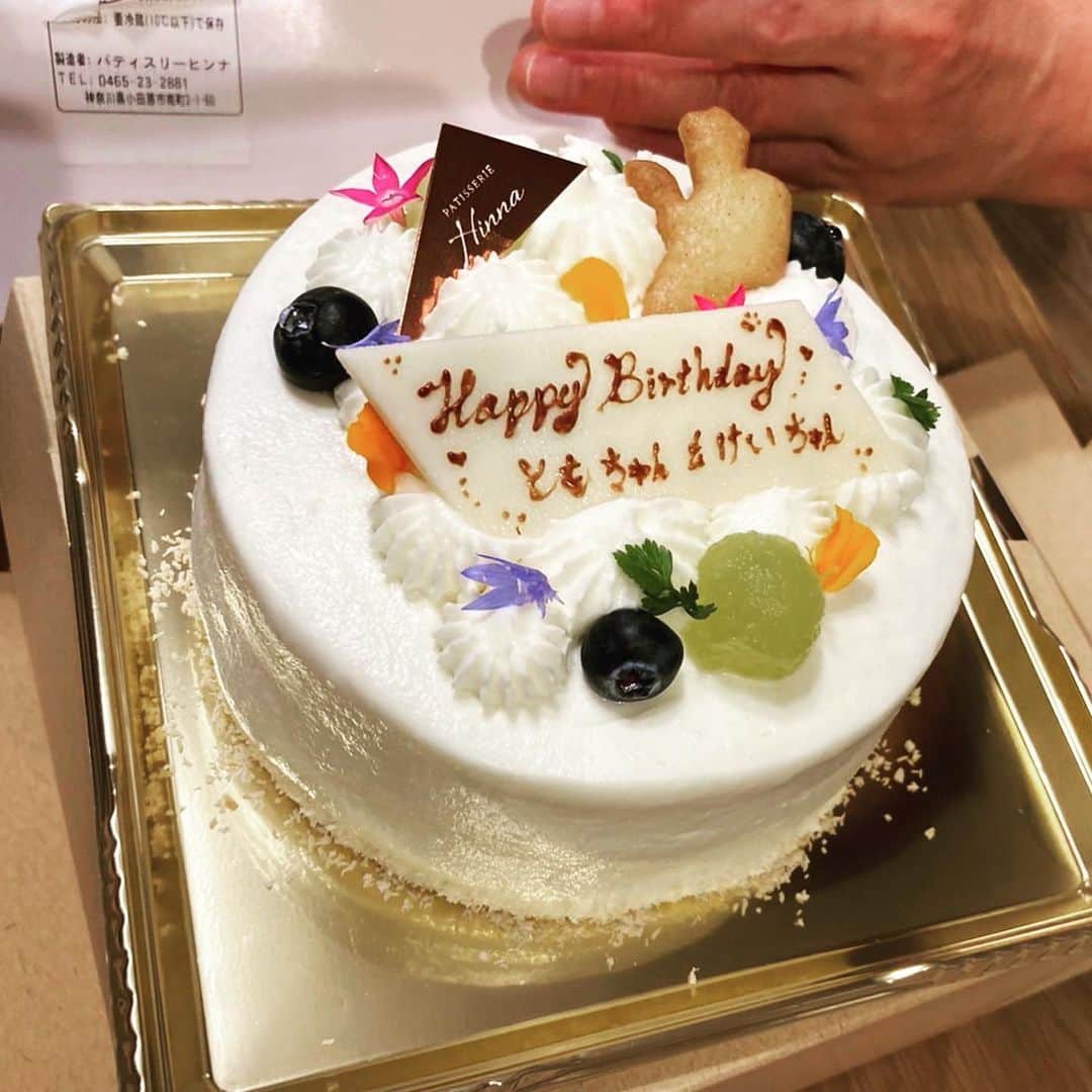 津久井智子のインスタグラム：「実家で誕生日をお祝いしてもらいました😊  久しぶりに #箱根口ガレージ報徳広場 の #パティスリーヒンナ で ケーキを買いに行ったら、こんなに可愛いメロンのショートケーキをメッセージつきでサービスしていただいてしまった🍰🍈 チーズケーキもニューサマーのタルトも美味しかった〜  壁画も元気そうでした　笑  ありがとうございます😊」