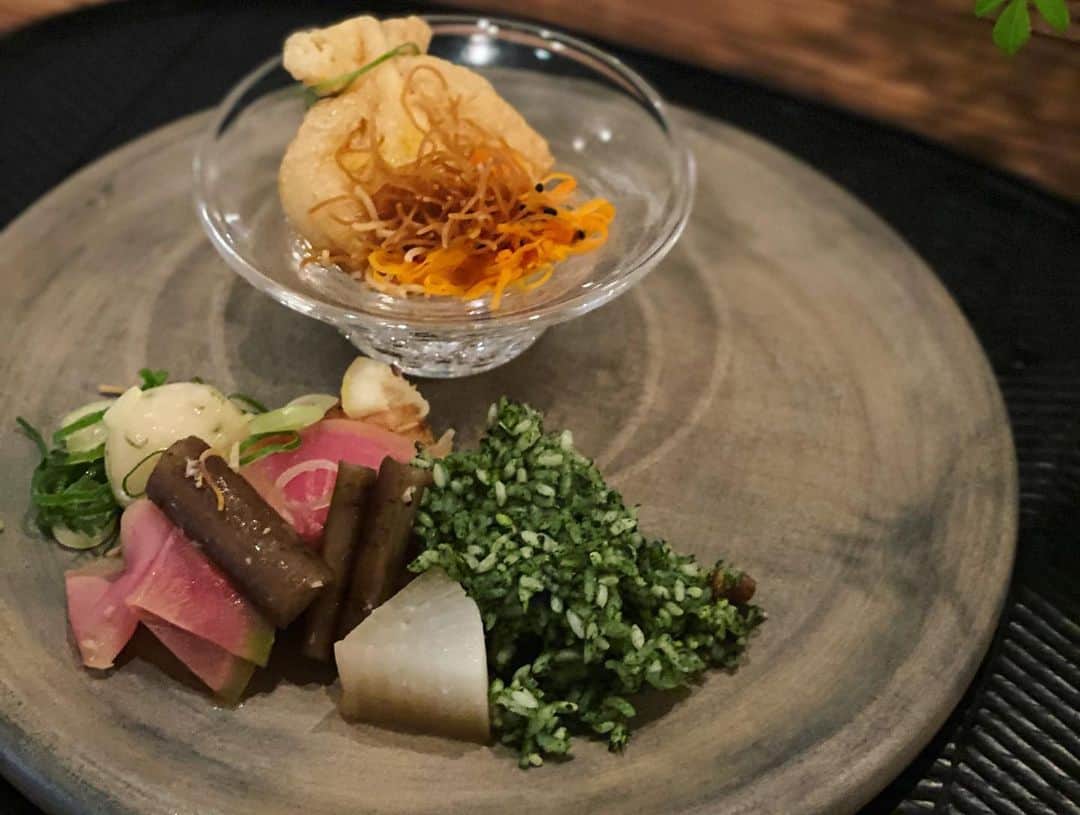 松本亜希のインスタグラム：「・ 先日、新しい宅食弁当のリリースイベントへ行ってきました🍴🍱 日本料理『楽心』片山心太郎シェフ イタリアンレストラン @makibi.osaka 河野強シェフ の2名のミシュランシェフ考案のお弁当。  なんと、全てが塩分3g以下に抑えたお弁当とのこと。 冷凍なので、自宅でチンしたらすぐ食べれるんです😳 写真2枚目が実際のお弁当の写真で、 イベントでは、写真1枚目 @abundante_gallery さんの 素敵なお皿に盛り付けされて登場👏  味が物足りないだろうと思われがちな減塩食ですが、 ちゃんと美味しくて、そして量もたっぷりあって⭕️ (写真1枚目の量は実際のお弁当の半分ほど) そしてこの日のイベントでは、お二人のスペシャルコラボ料理(写真3.4枚目)も食べさせていただき、 とっても美味しく幸せでした🥹❤️  シェフ.栄養管理士.看護師.専門医のスペシャリストによって考案された、カロリーも塩分も少ないお弁当🍱 これが自宅でチンで食べられるなんて最高だなって思いました。  冷凍なのでストックもしておけるし、忙しい日のご飯にも @mitas_delica とってもおすすめです⭕️  #みたす #ココロもカラダもみたす #塩分3g以下 #宅食デリカ#冷凍弁当」