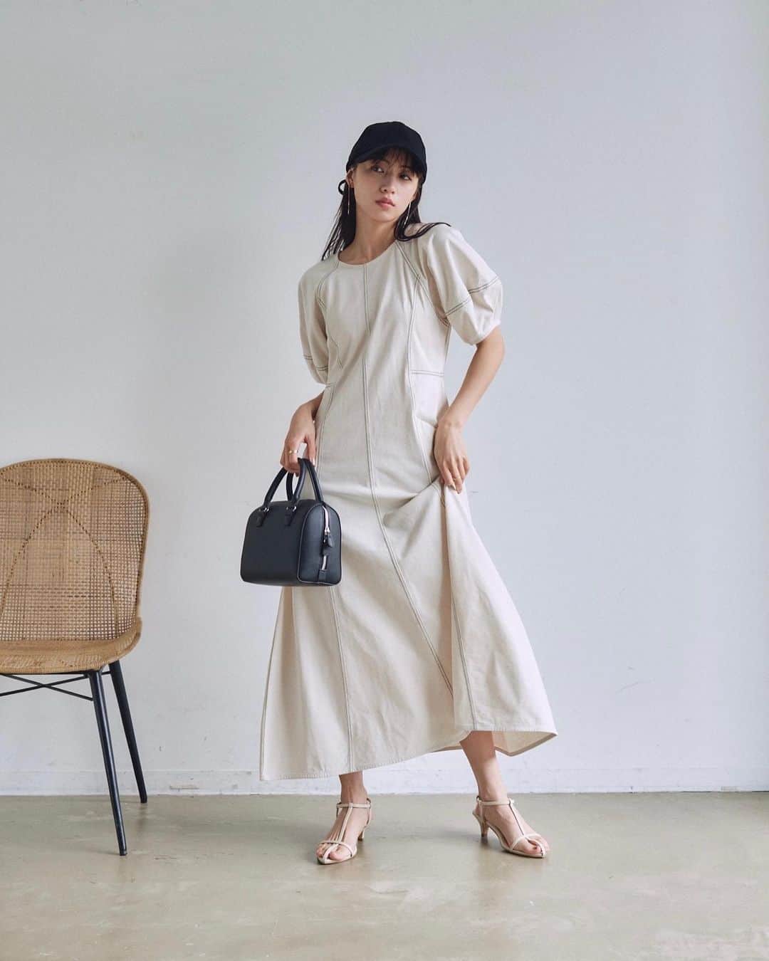 Vannie Officialのインスタグラム：「6.14(wed.)19:00 release  ダブルステッチワンピース  … Design …  ・こだわりの360°美シルエット ・アイボリー×黒ステッチ、ブラック×ベージュ の配色ダブルステッチ ・綿100％天竺で肌ざわり、通気性も良く着心地◎ ・ボリューム袖、ハイウエスト切替でスタイルアップ ・両側ポケット付き  … Styling …  一枚でさらっときまるワンピース 素材やダブルステッチでカジュアルさを残しつつ、 シルエットは女性らしさもあり スニーカーやキャップでカジュアルなスタイリングや ヒールやサンダルで上品にまとめても◎  ━━━━━━━━━━━━━━━━━━━━━  透け感：なし 裏地：なし 厚さ：普通 伸縮性：あり 光沢感：なし  ━━━━━━━━━━━━━━━━━━━━━━ ※詳しくは洗濯タグをご確認ください #vannie_u」