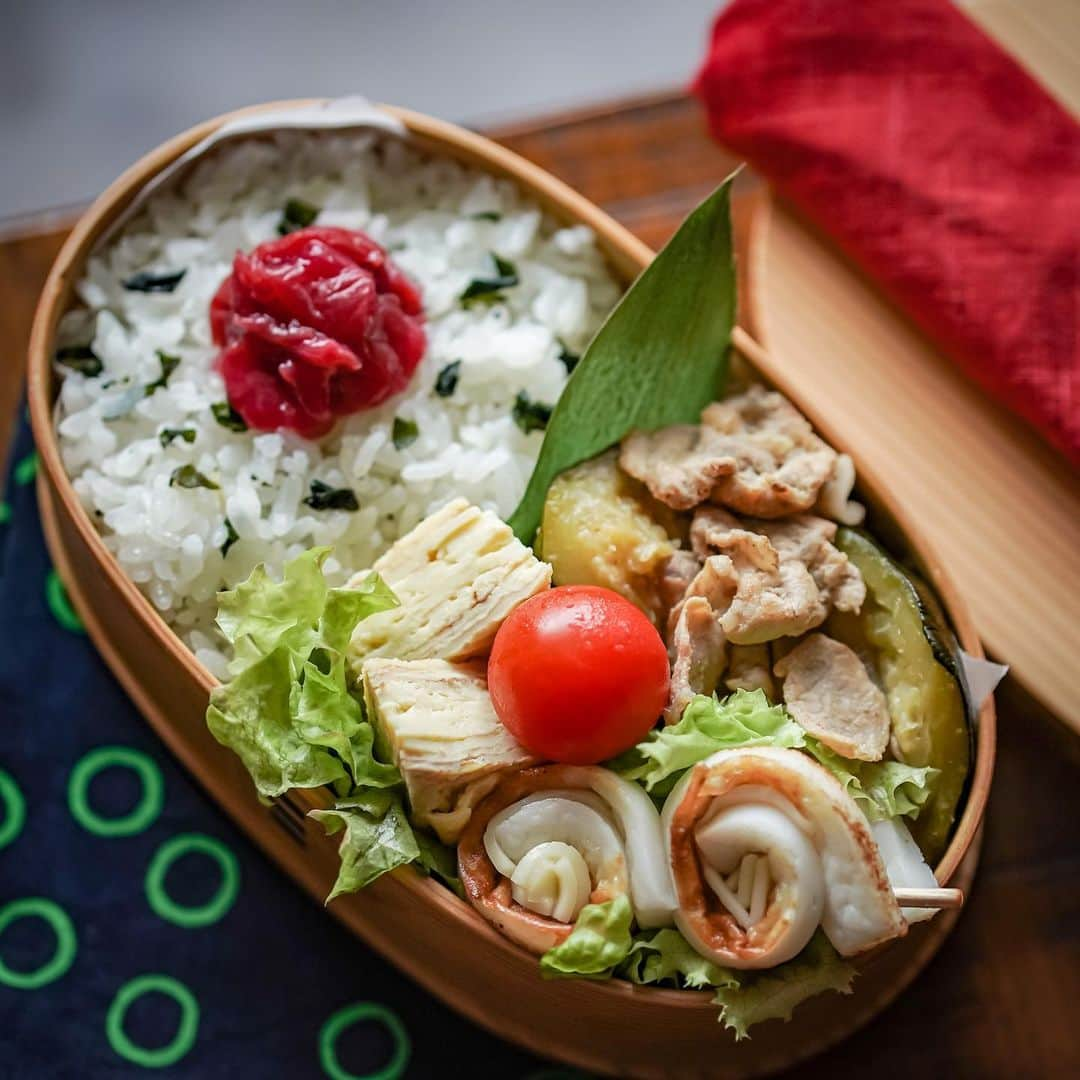 ひとみのインスタグラム：「時間割変更で急遽( .. )💦 わたしのお弁当  自分のお弁当は残り物をドカーンと詰めるだけなので早い早い🤣  わかめご飯 豚肉とズッキーニの炒めたん たまご焼 チーズちくわ プチトマト  今週も頑張ろー(งˊ͈‪ᵕˋ͈)」