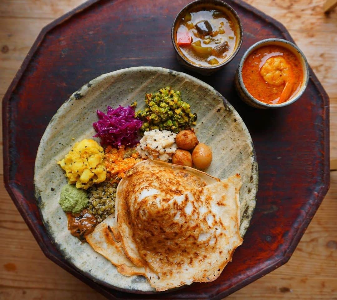 CHIKAのインスタグラム：「*. ドーサ会🍛💛 今年2回目のカレパ。 リクエストのあったドーサにエビのカレー☺︎ はじめてのドーサは難しかったけど楽しかった♡ わたしの遊び心が入った副菜たちは大いにカレパを盛り上げてくれました🤗 過去一濃厚なエビカレーも🙆🏽‍♀️💯 みんなでキャッキャしながらドーサを焼いて、とーっても楽しいカレパでした🥰🍛💛 *. *. *. #curry#spicecurry#spice#spices#カレパ#ちカレー#おうちカレー#カレーと生きる#カレーは宇宙#カレージャンキー#🍛#💛」