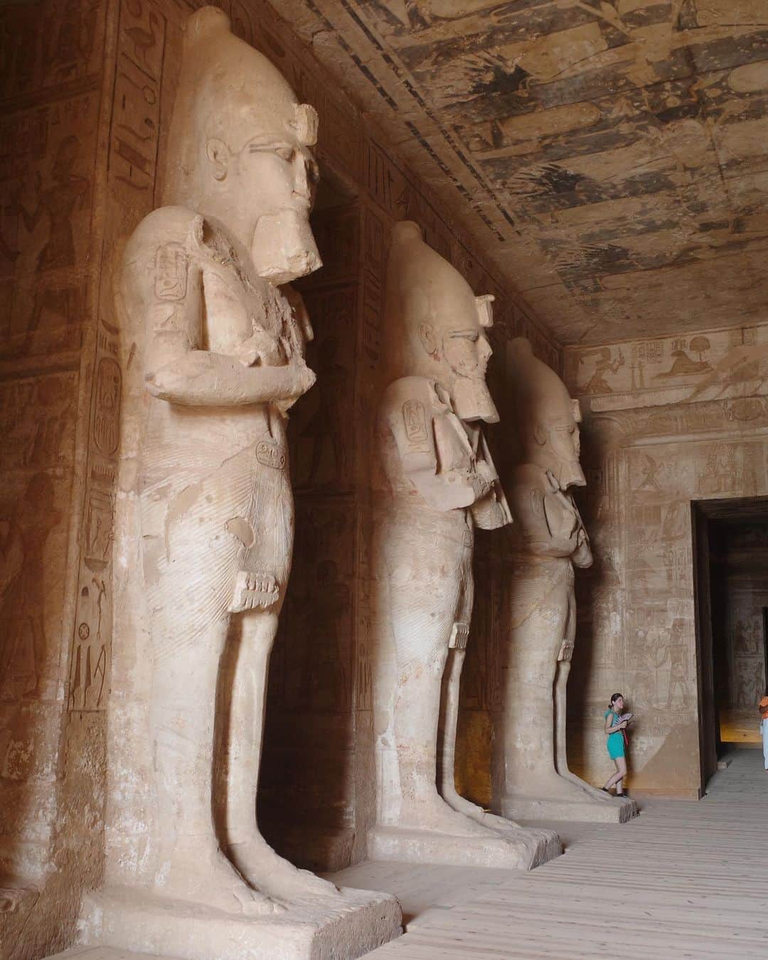 清水みさとさんのインスタグラム写真 - (清水みさとInstagram)「ずっとずっときてみたかった、アブシンベル神殿🏛️  やったーー！  エジプト南端、あとちょっとでスーダン。目の前には、海みたいに広い広いナセル湖。  エジプトにきていくつもの神殿や遺跡を見てるのに、毎度新しい感動と不思議でいっぱい。  情報と実物は別物だってこと、教えられます、感動的っ  #アブシンベル神殿 #感動の瞬間を全部収めてくれるガイドさん #LAPUANKANKURITのストールが手放せない」6月13日 7時38分 - misatoshimizu35