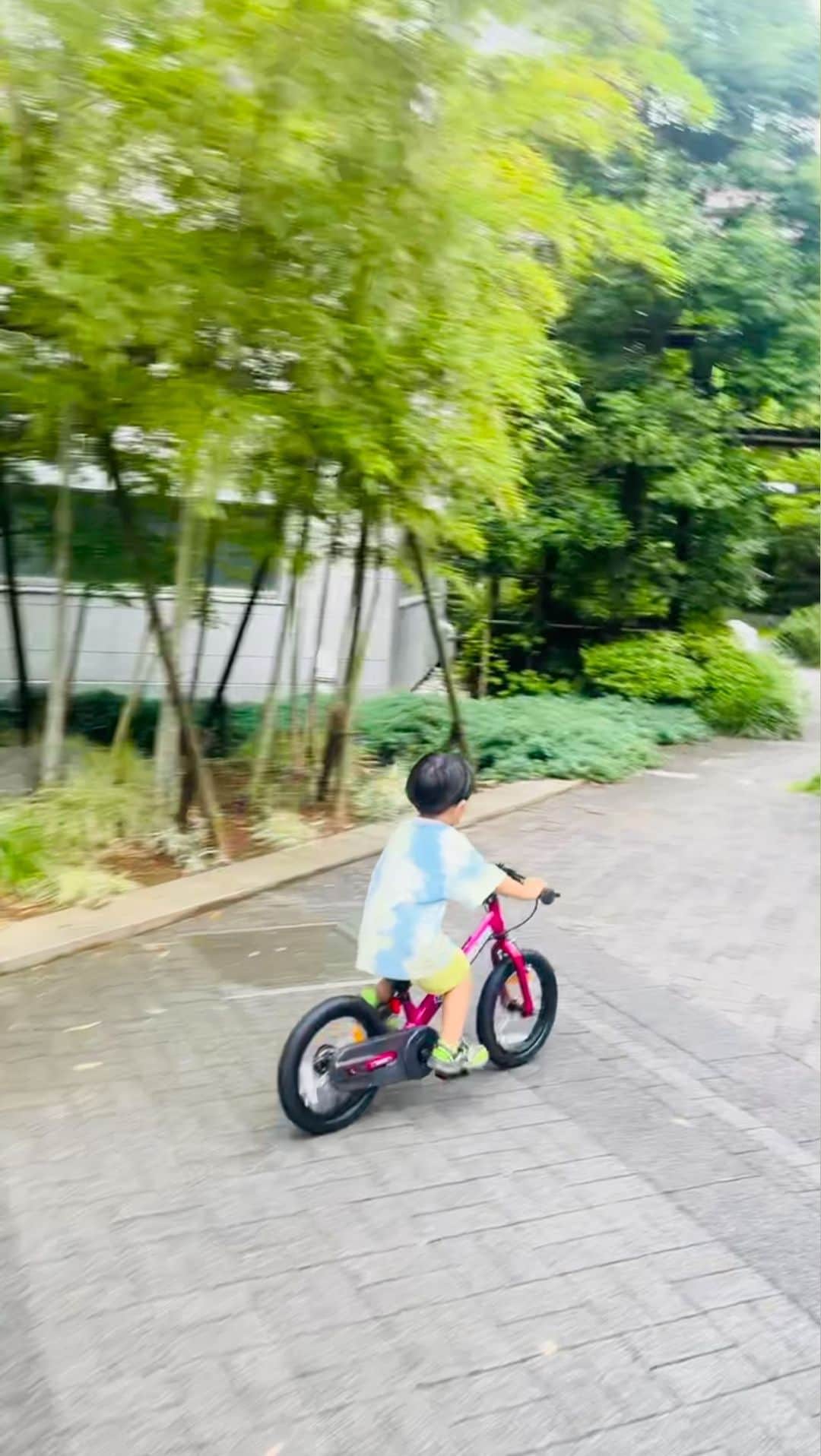 清澤恵美子のインスタグラム：「おはようございます☀  自転車もすごいスピードで漕げるようになってきたのでバンク行かせてみたい母。 @haruteam 埼玉にあるバンクの公園そろそろ行ってみようまた。#ヘルメット被らなきゃね  #母の走りも限界になってきた」