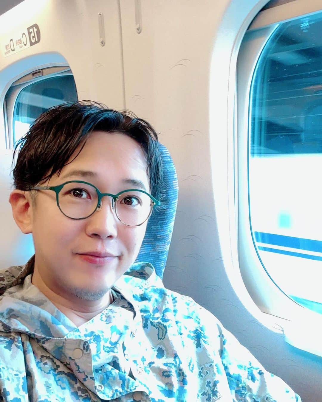 金子貴俊のインスタグラム：「おはようございます。 今日は朝から新幹線移動してロケです。 さて、どんな1日になるかな？ 今日も良き日になるように頑張りまーす！」
