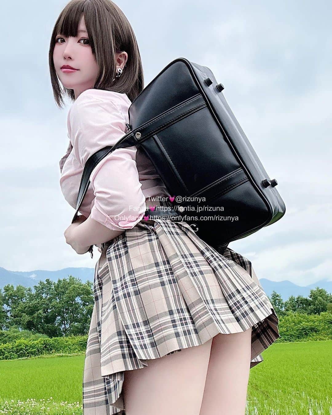 のインスタグラム：「見えそうで見え‥な田舎学生さん  #cosplay #cos #coser #制服 #jk」